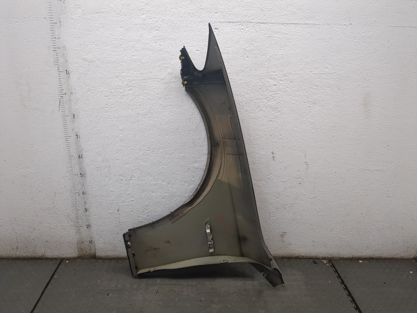 Крыло переднее правое