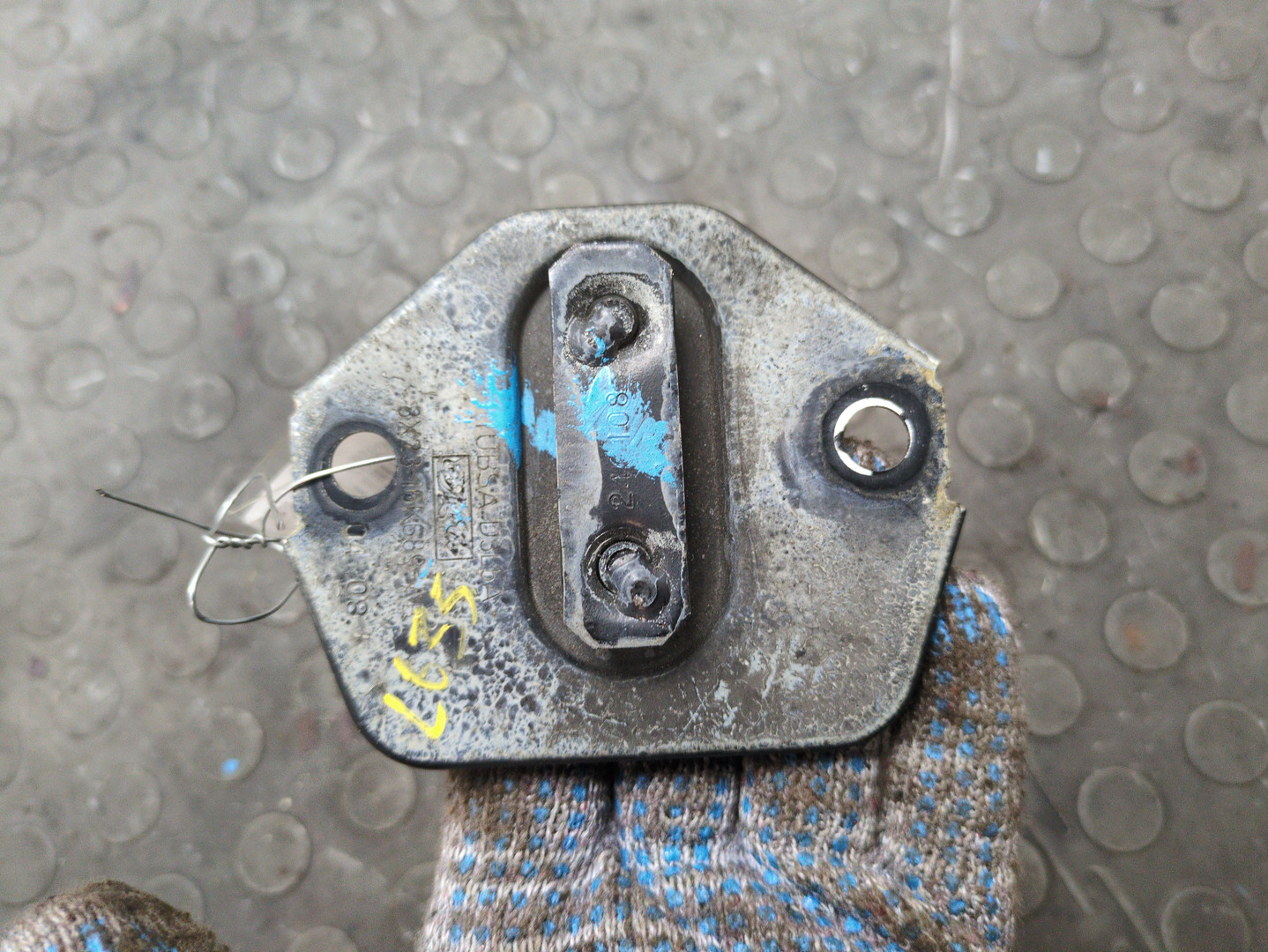 Петля капота