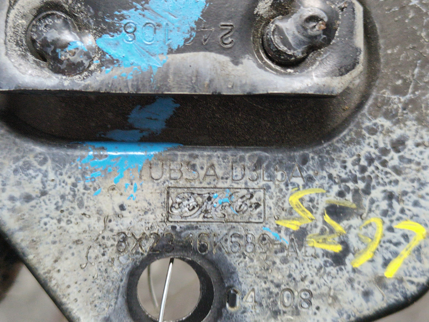 Петля капота