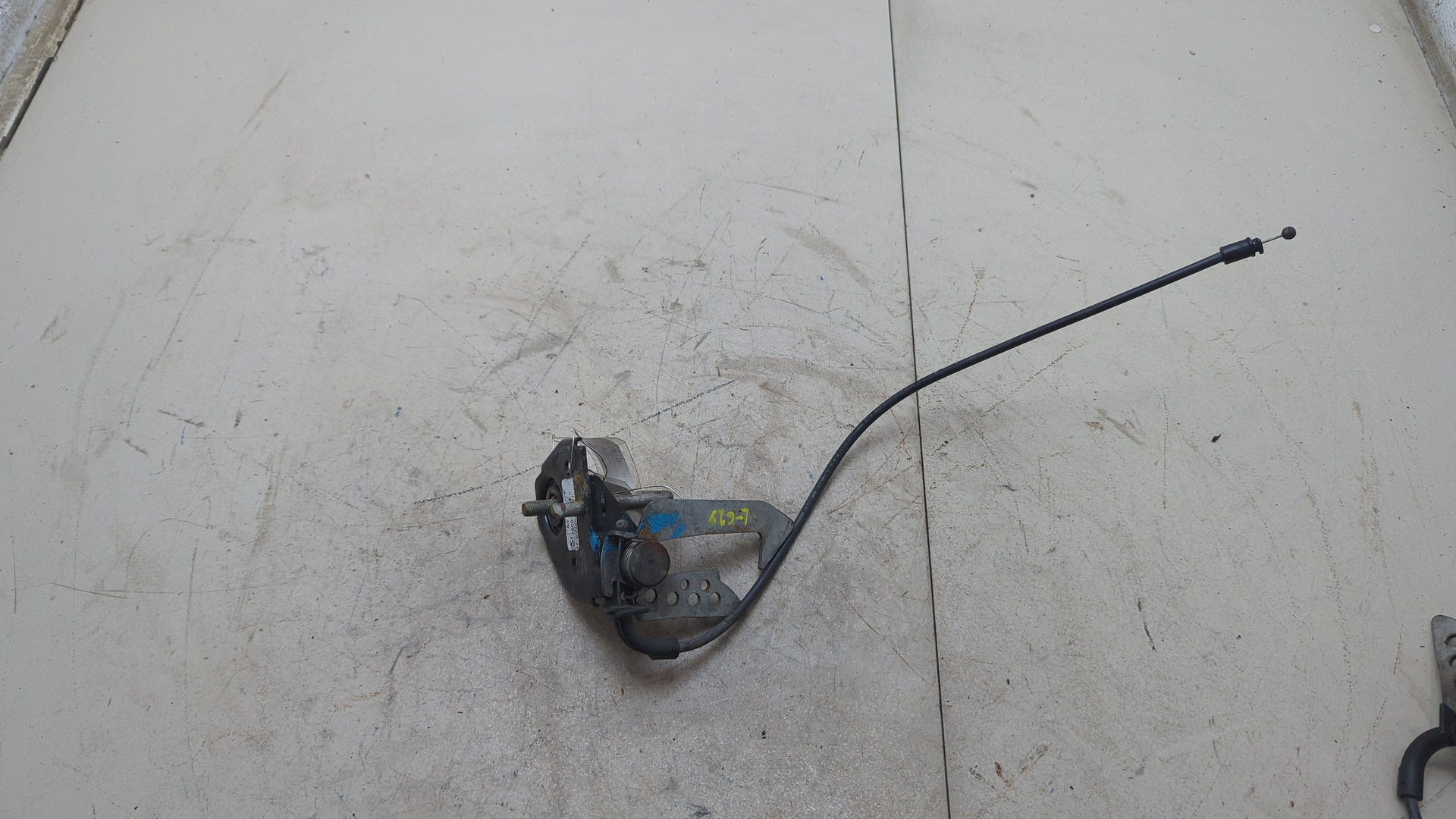 Замок капота