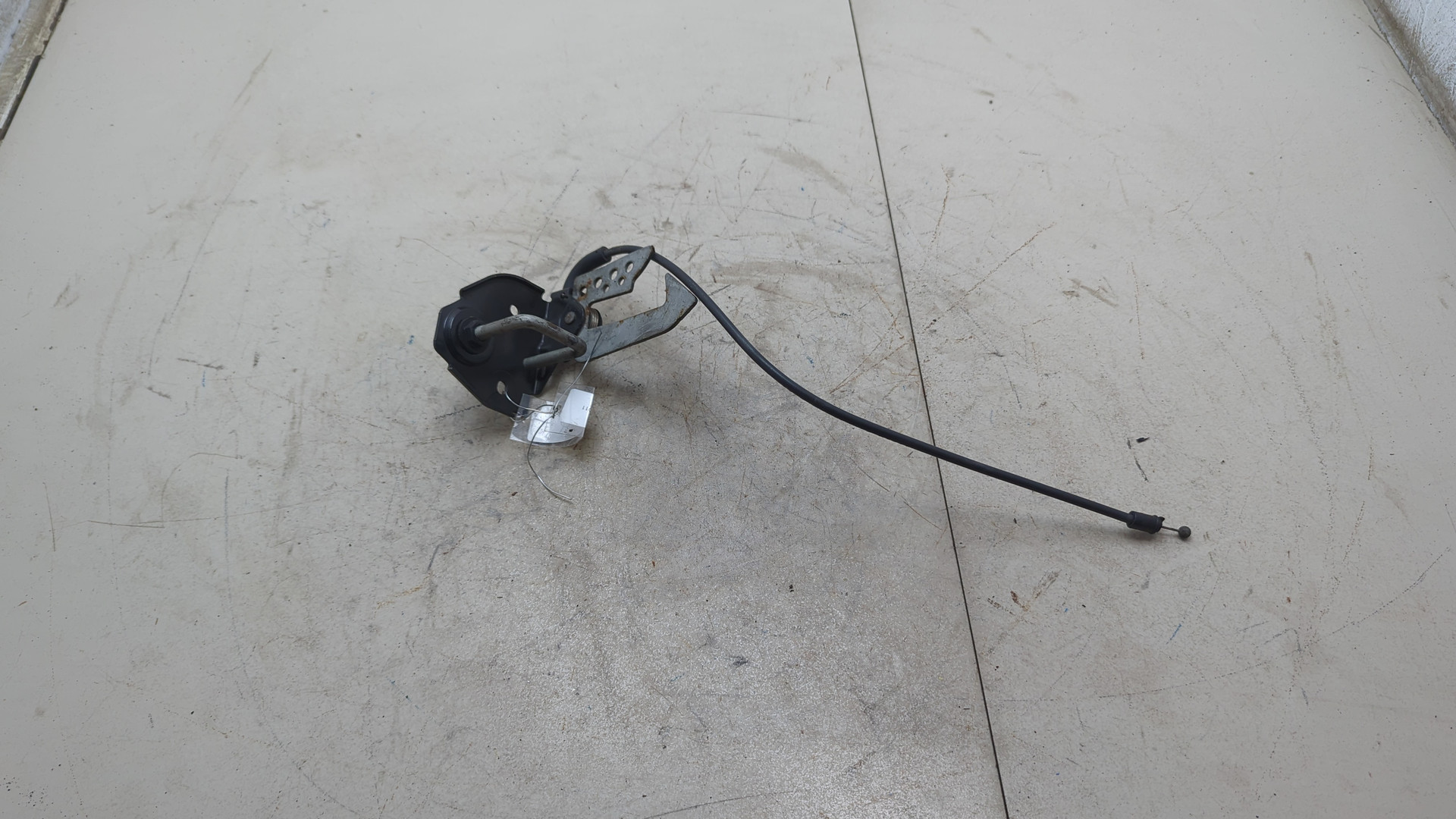 Замок капота