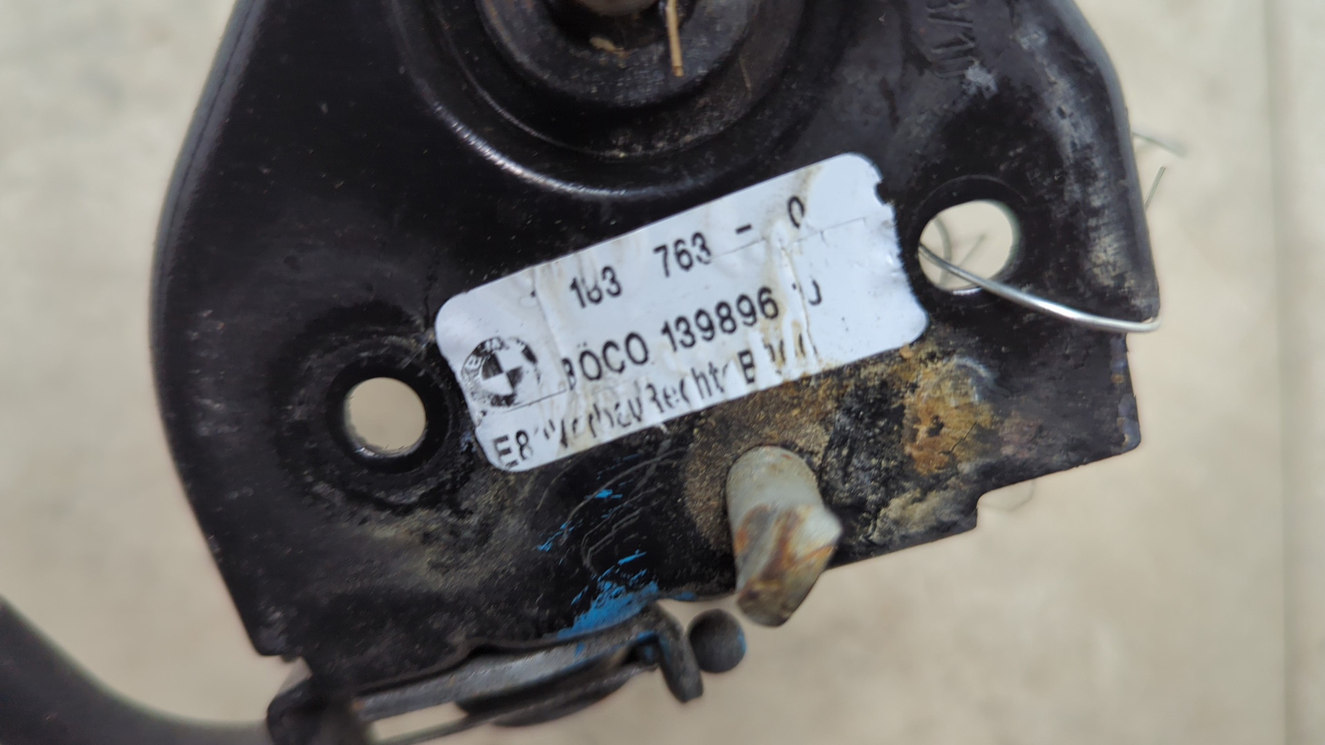 Замок капота