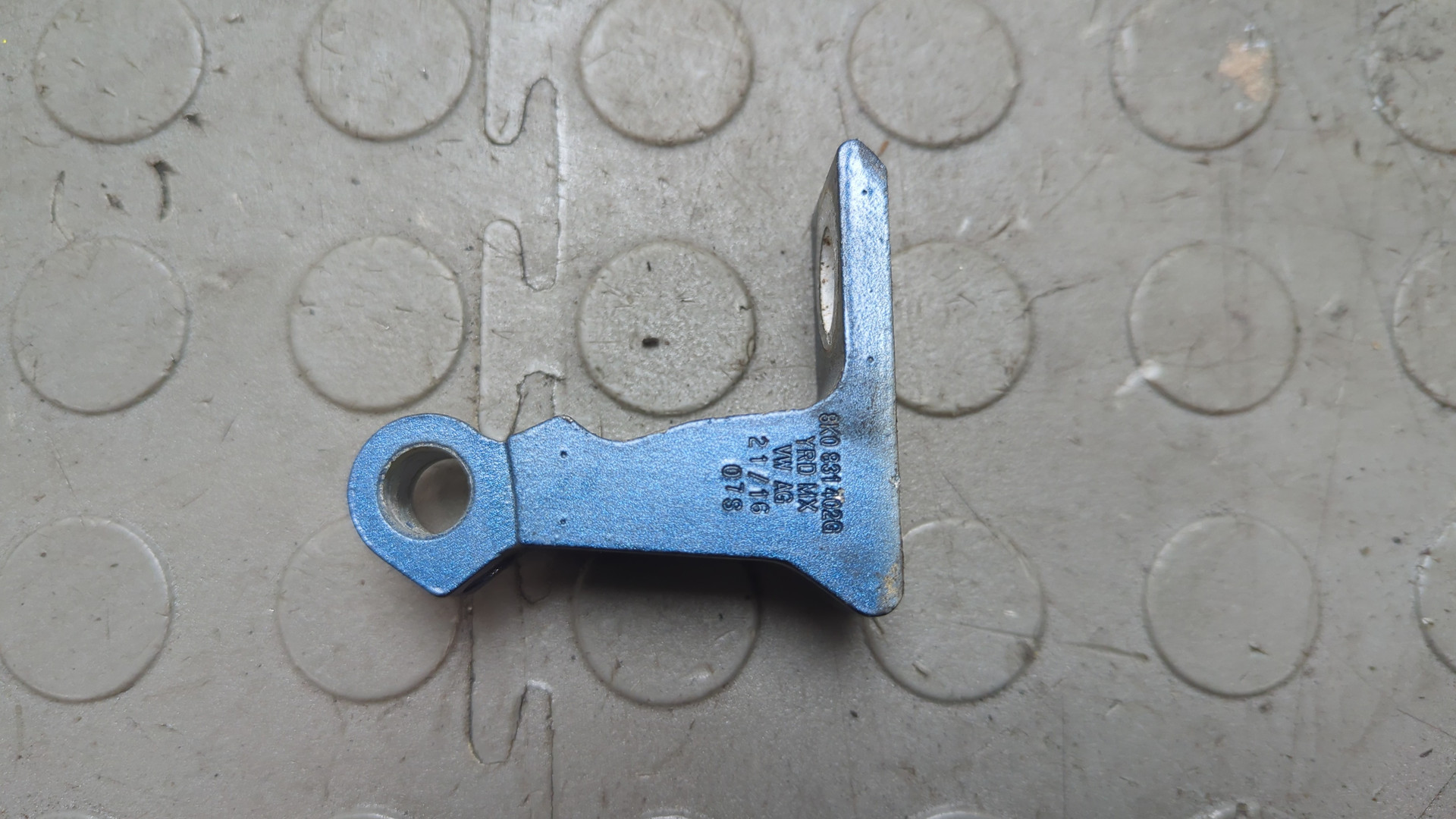 Петля двери