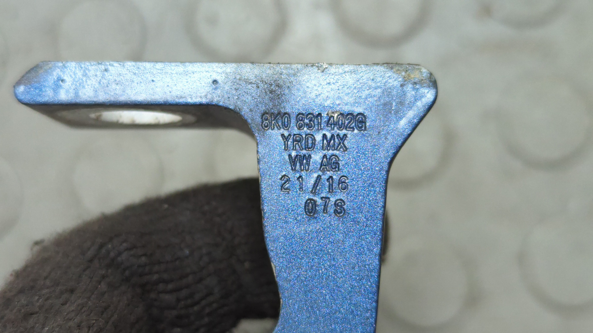 Петля двери