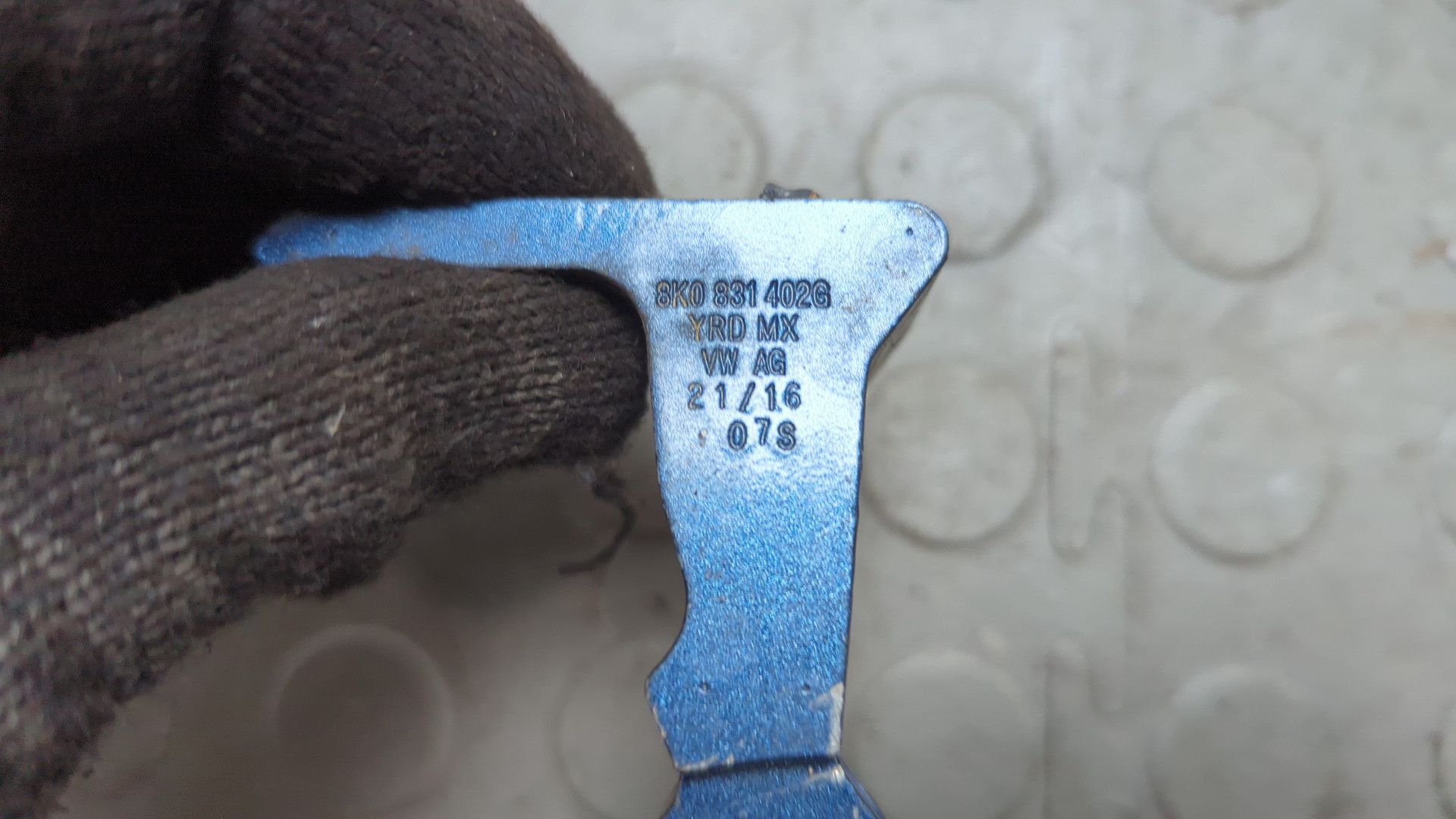 Петля двери