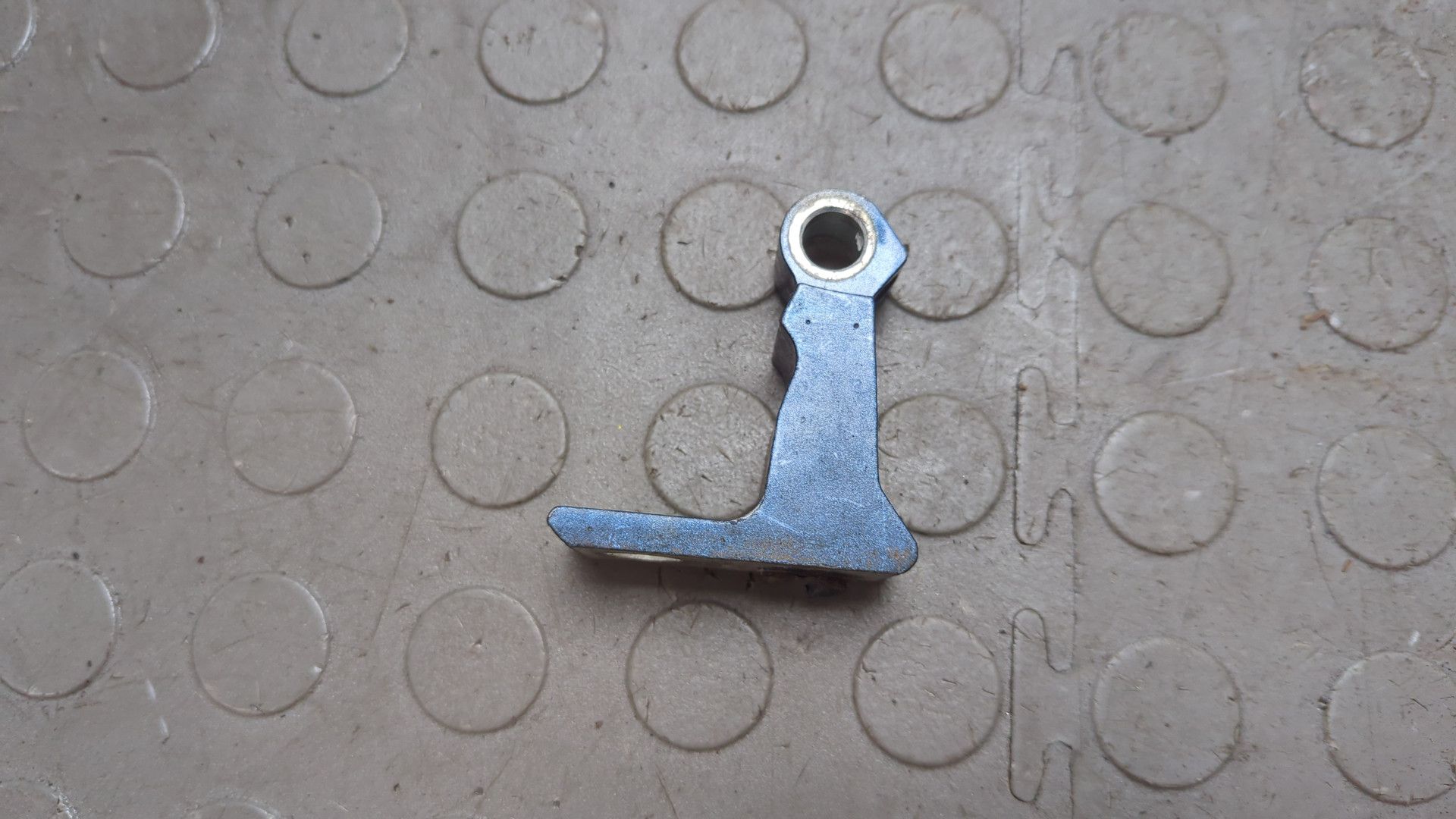 Петля двери