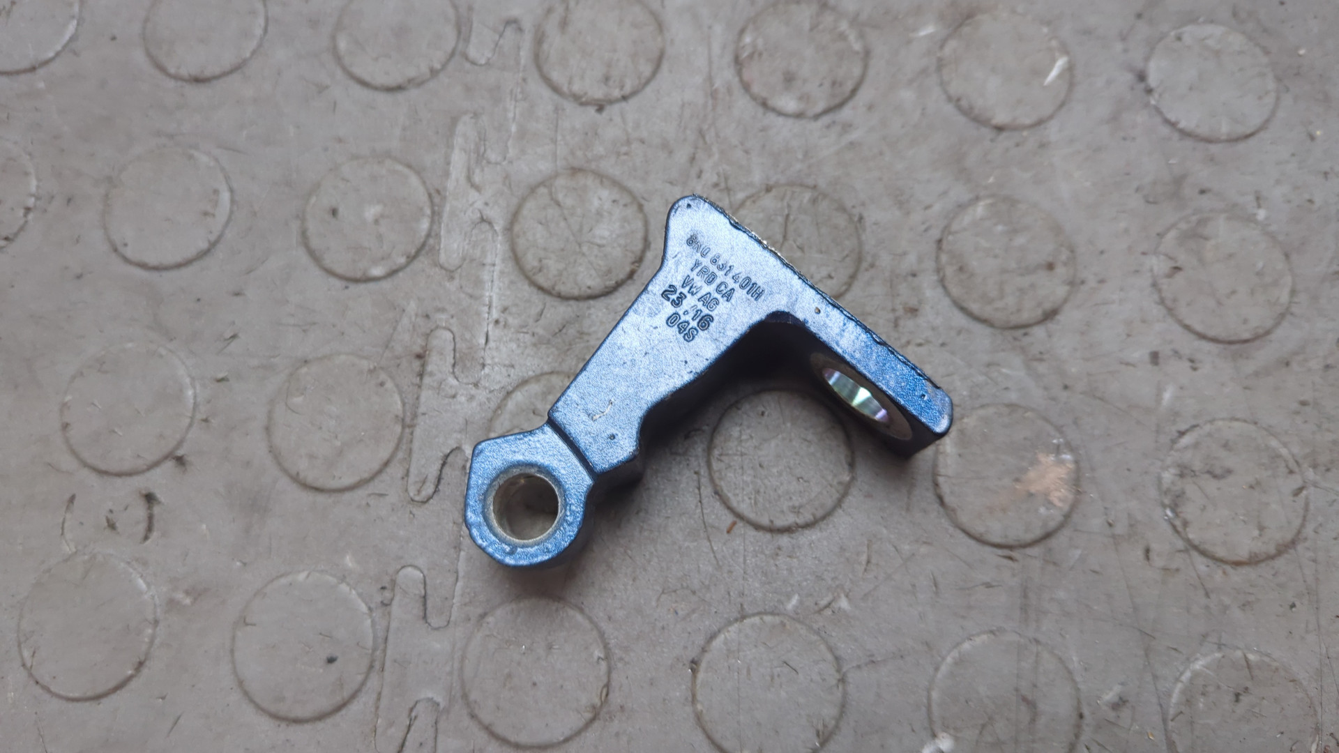 Петля двери