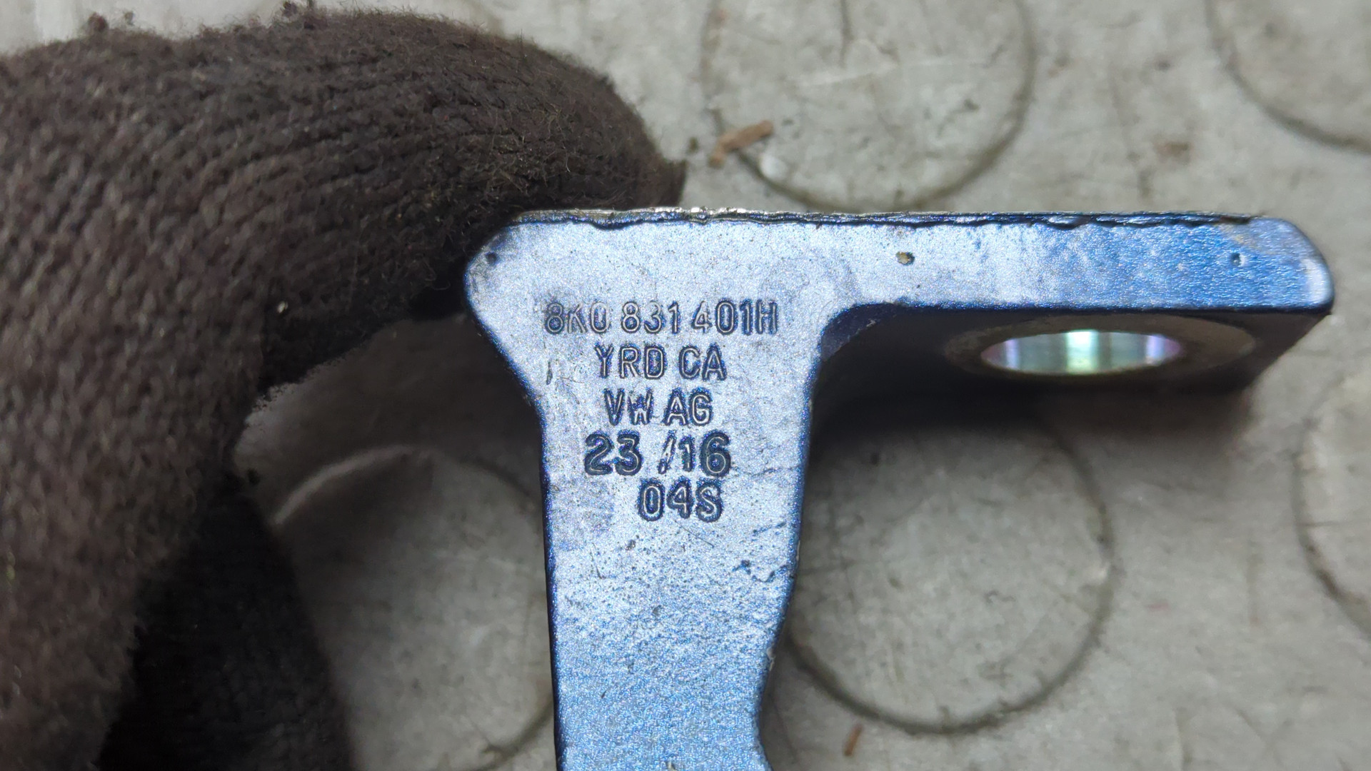 Петля двери