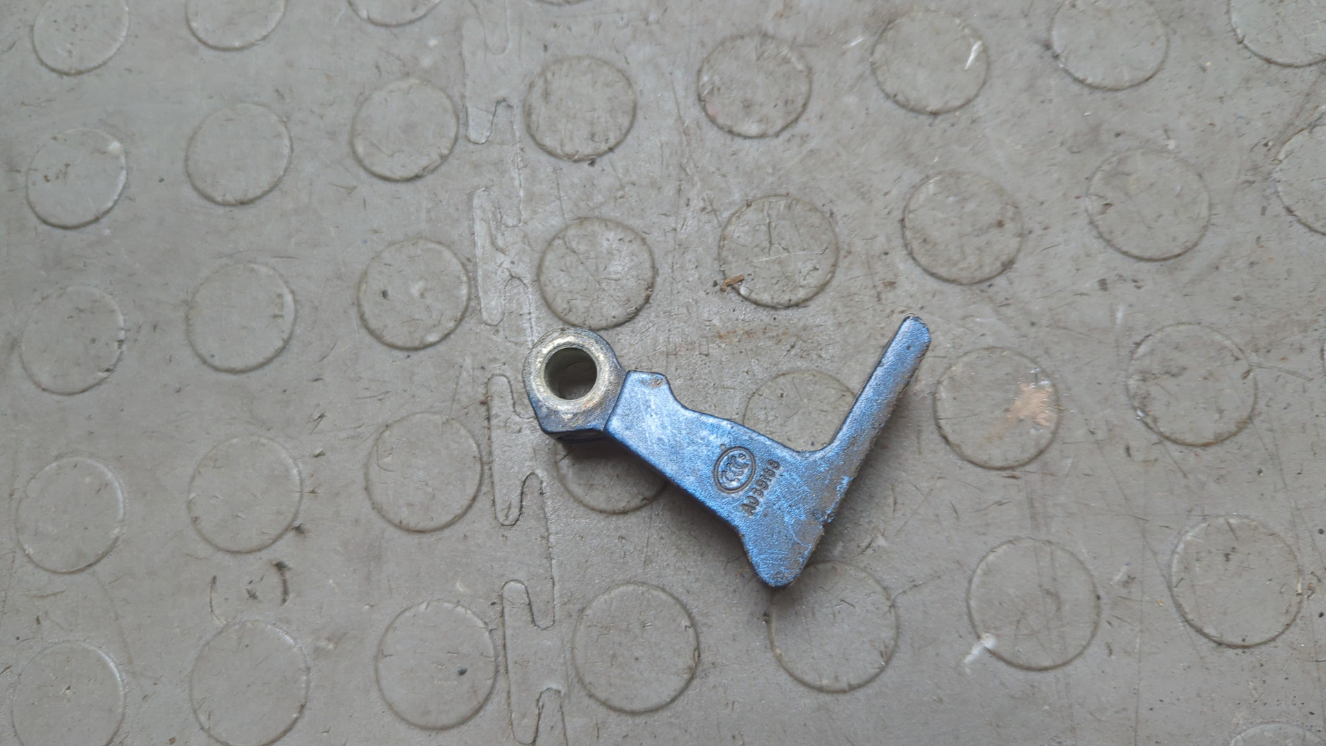 Петля двери