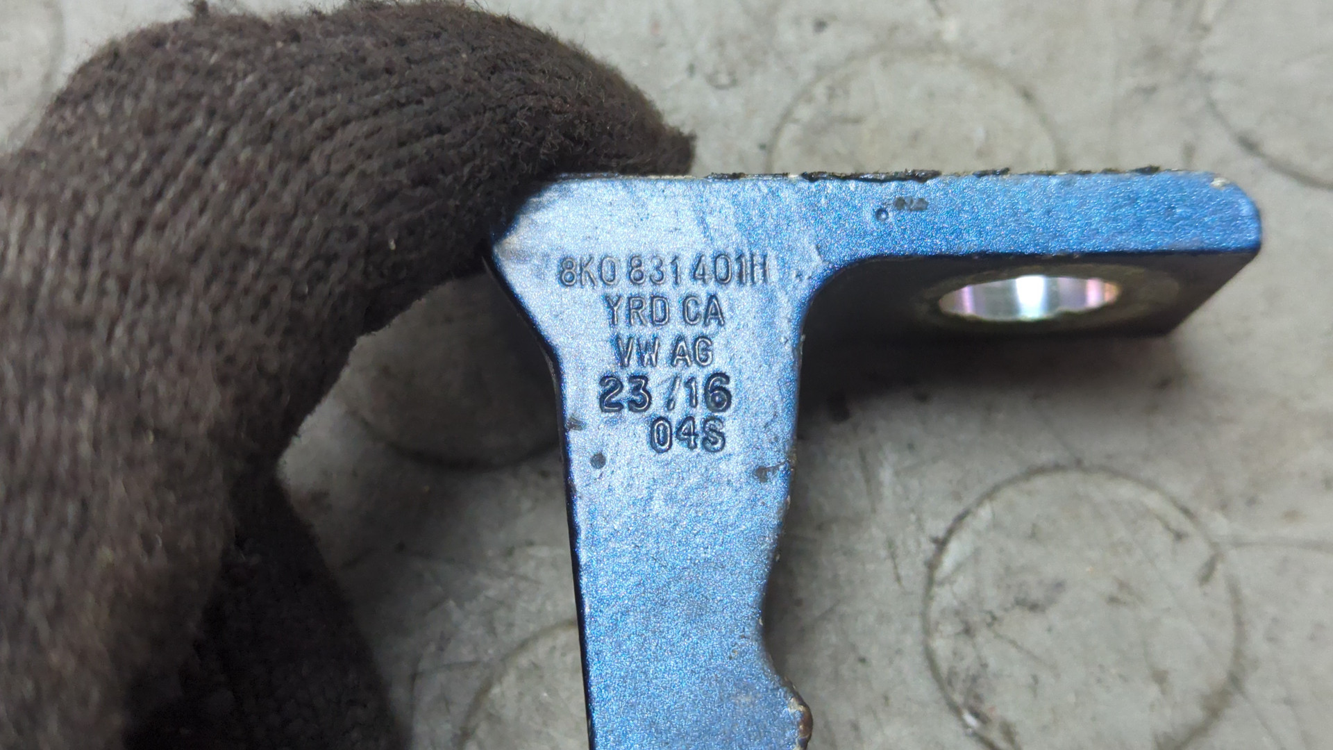 Петля двери