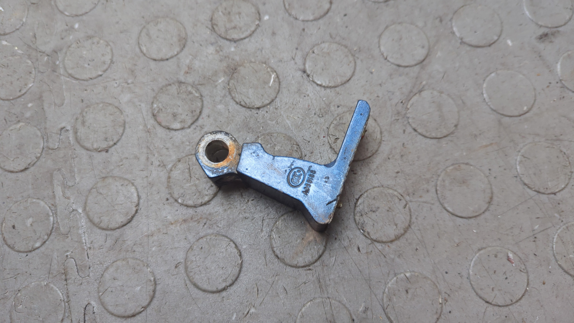 Петля двери