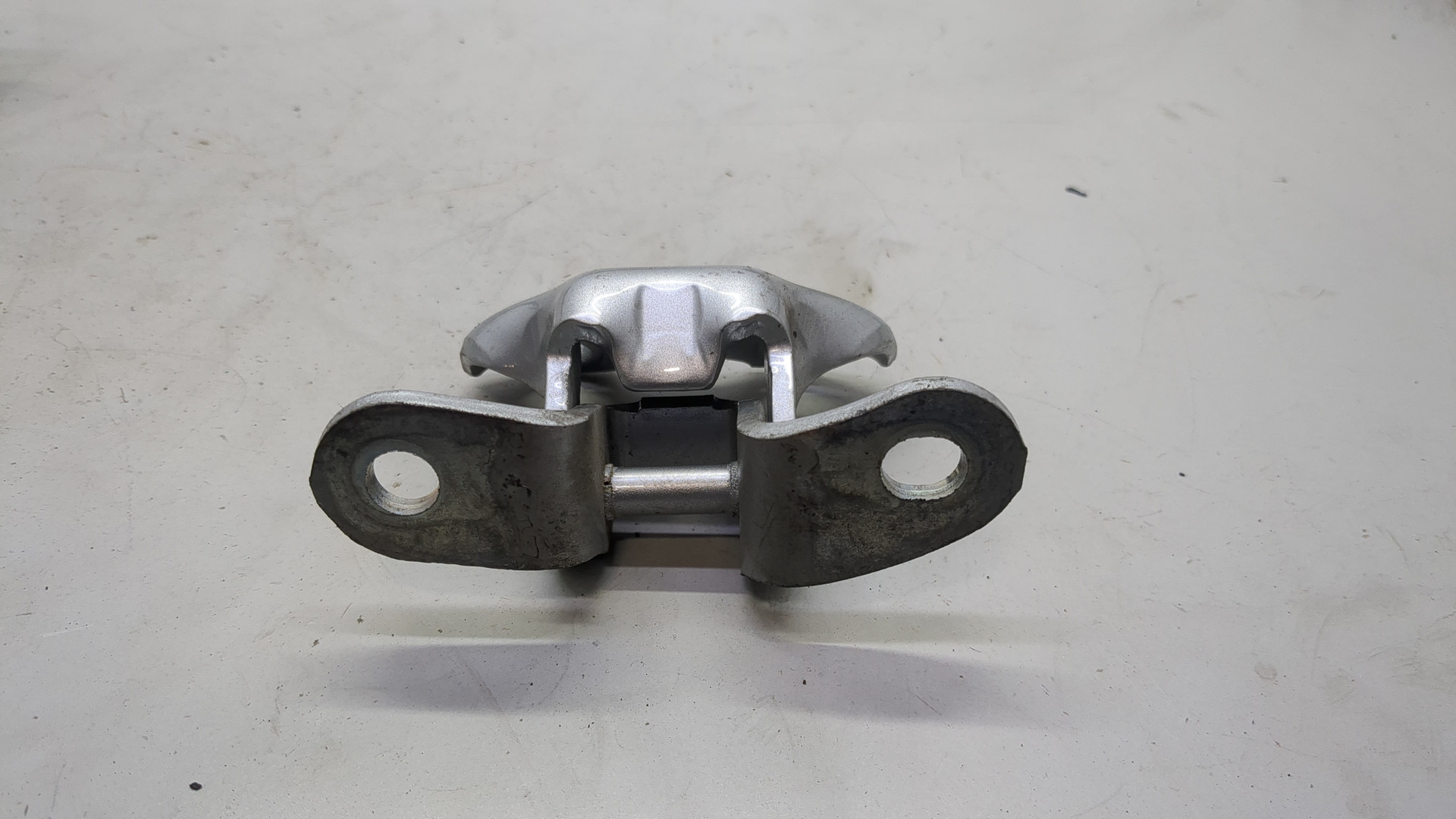 Петля двери