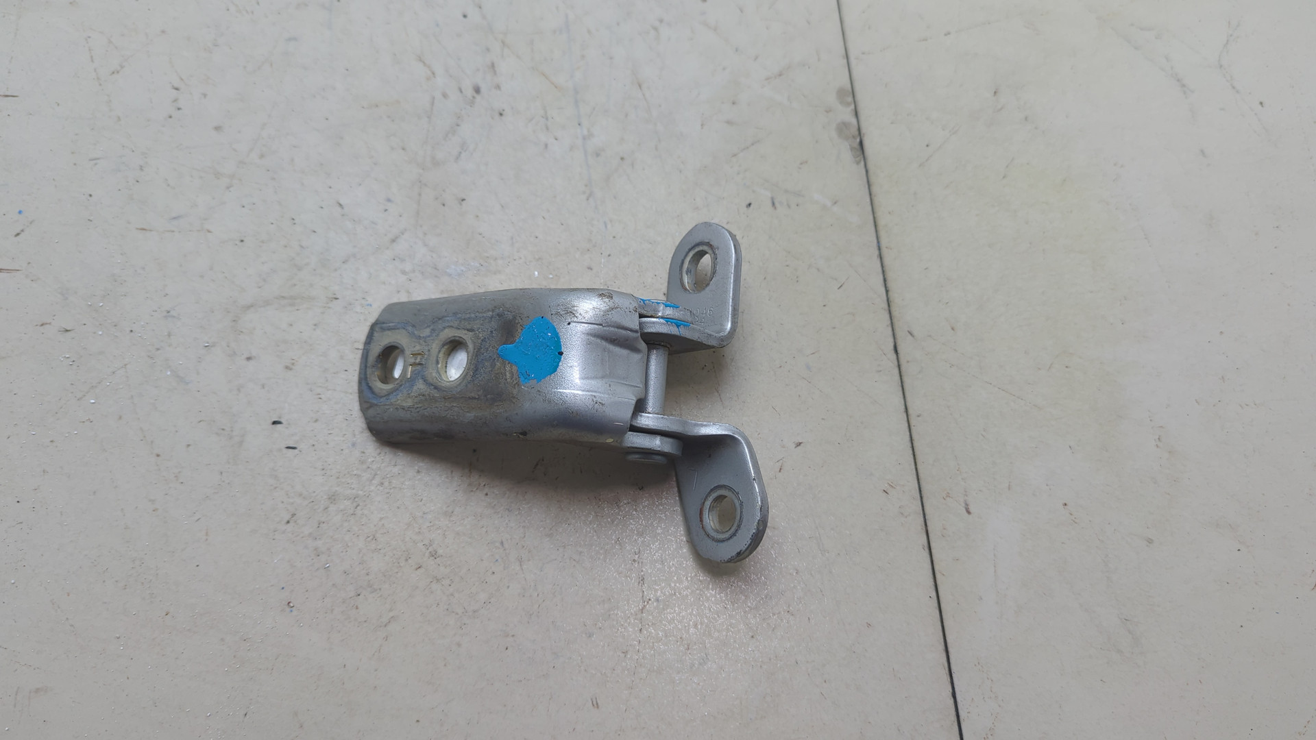 Петля двери