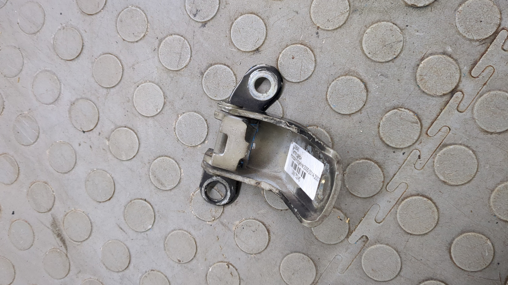 Петля двери