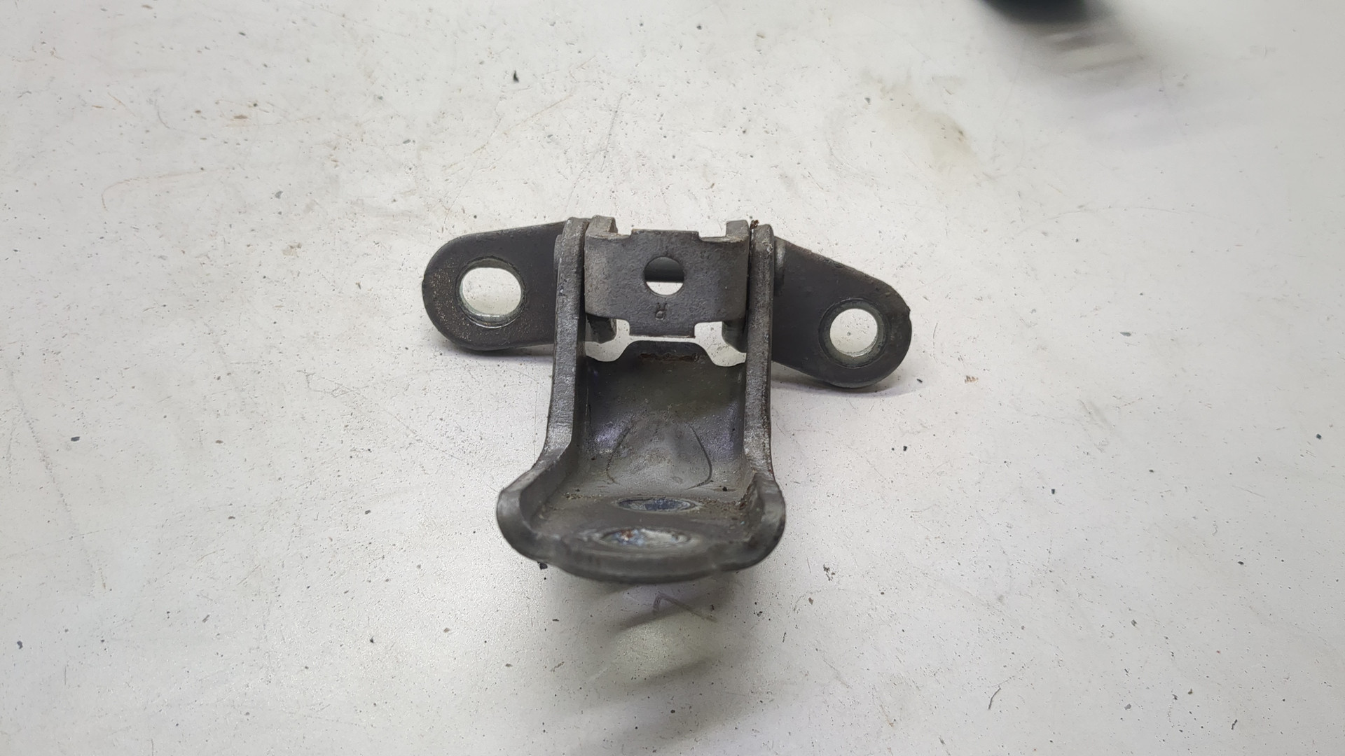 Петля двери