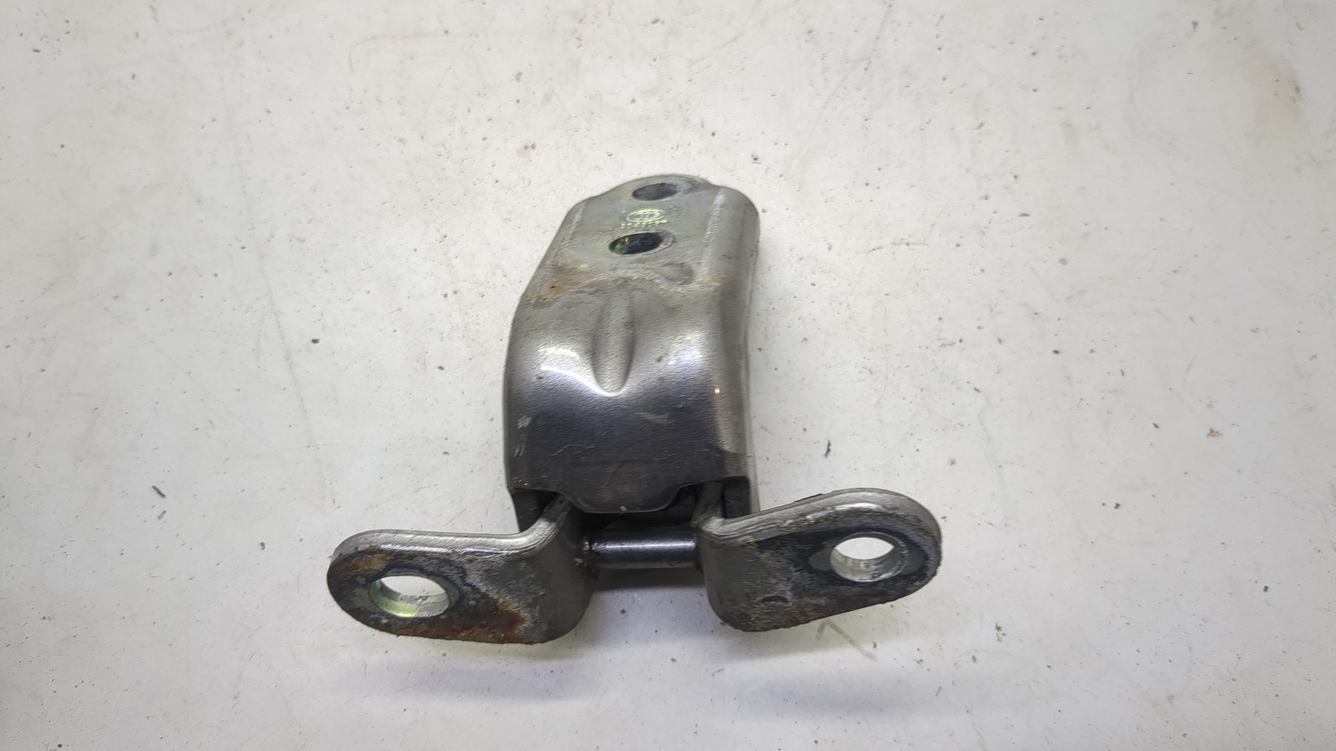 Петля двери