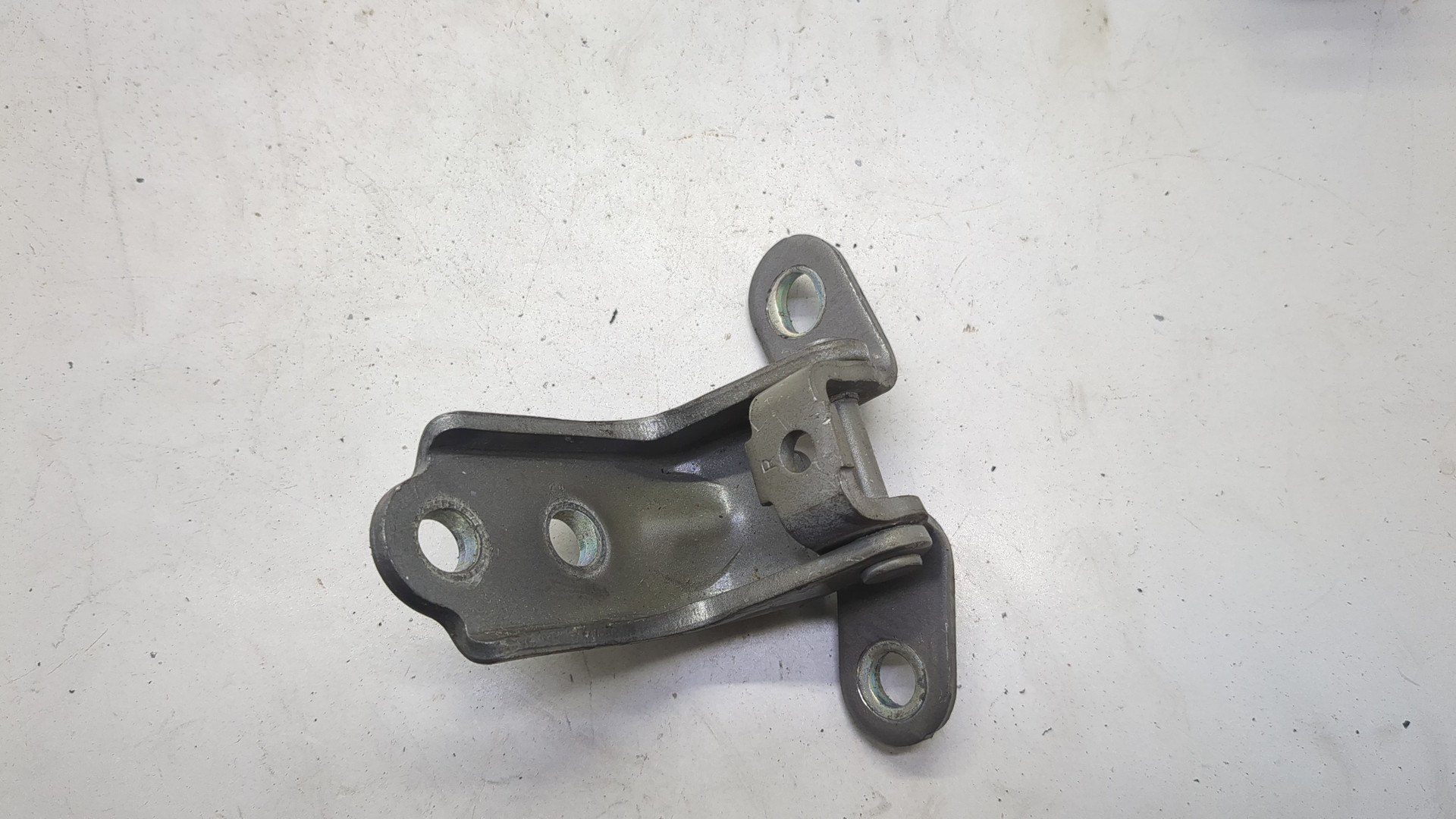 Петля двери