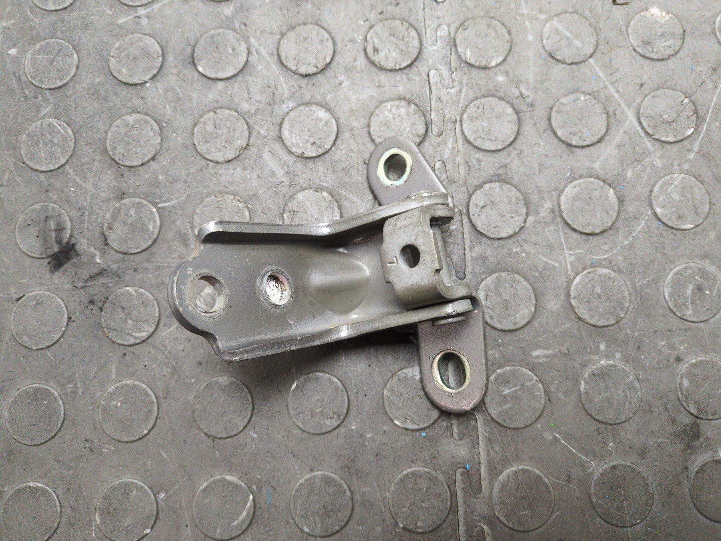 Петля двери