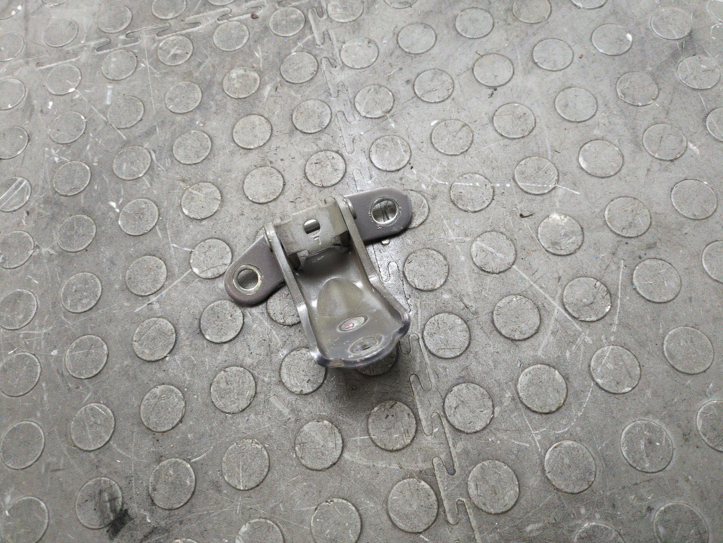 Петля двери