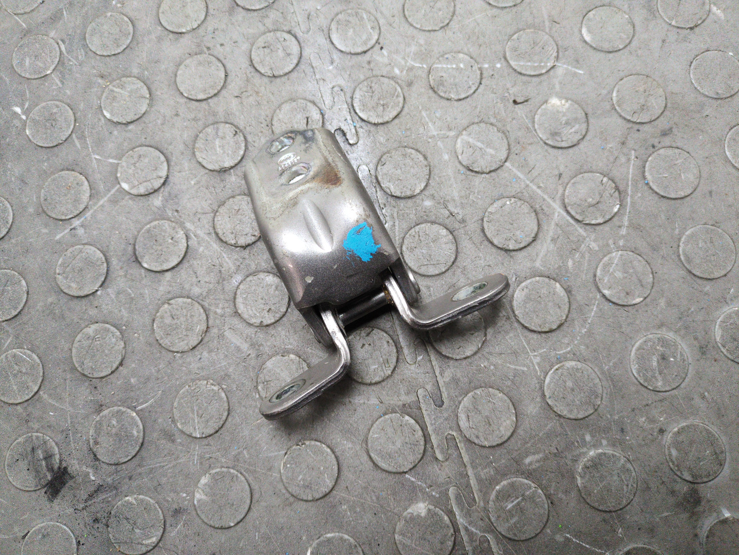 Петля двери