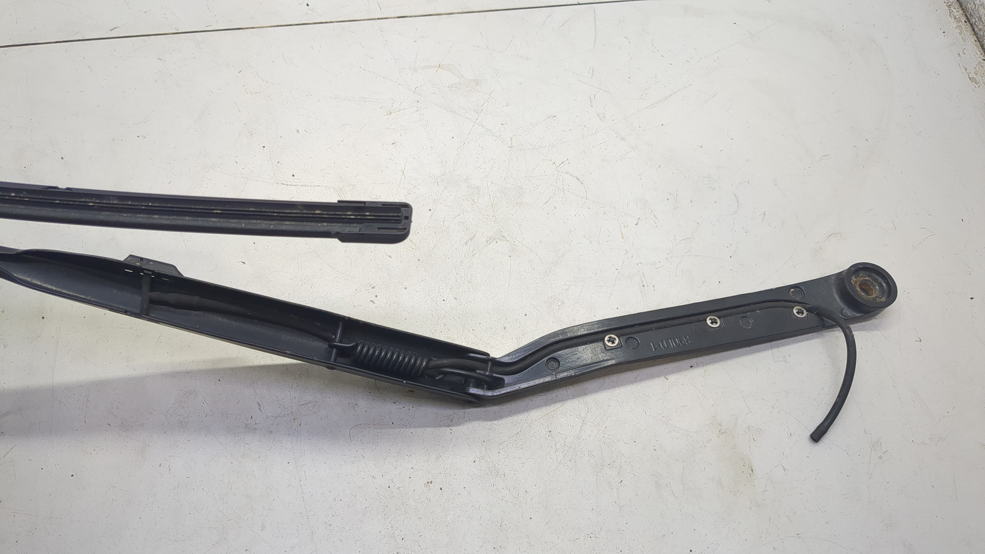 Поводок стеклоочистителя передний левый