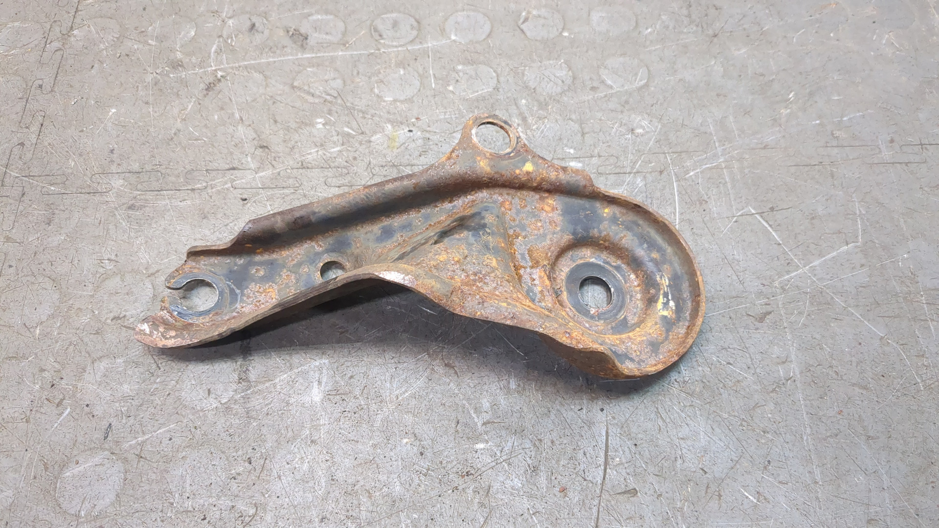 Кронштейн передней балки