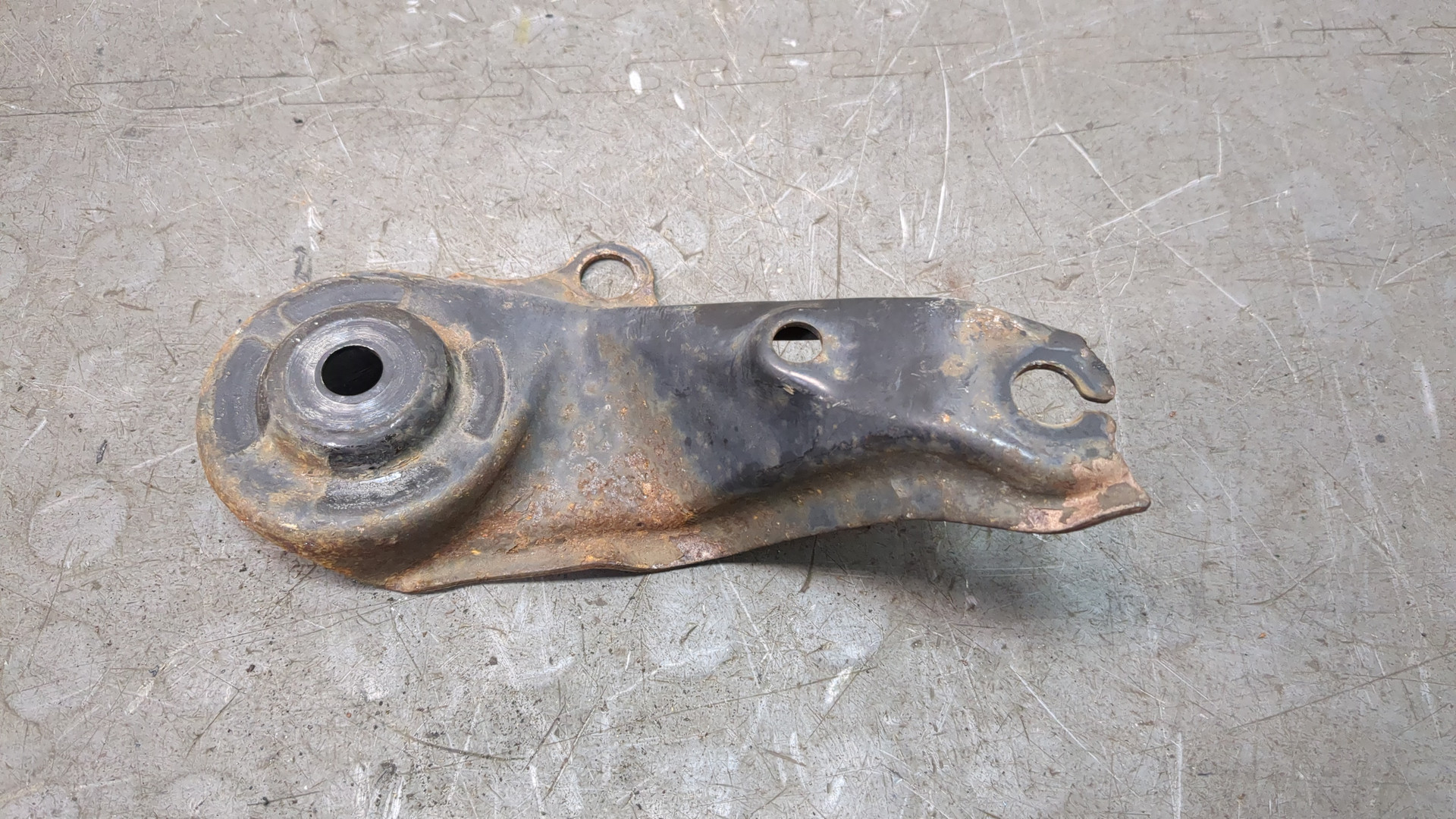 Кронштейн передней балки