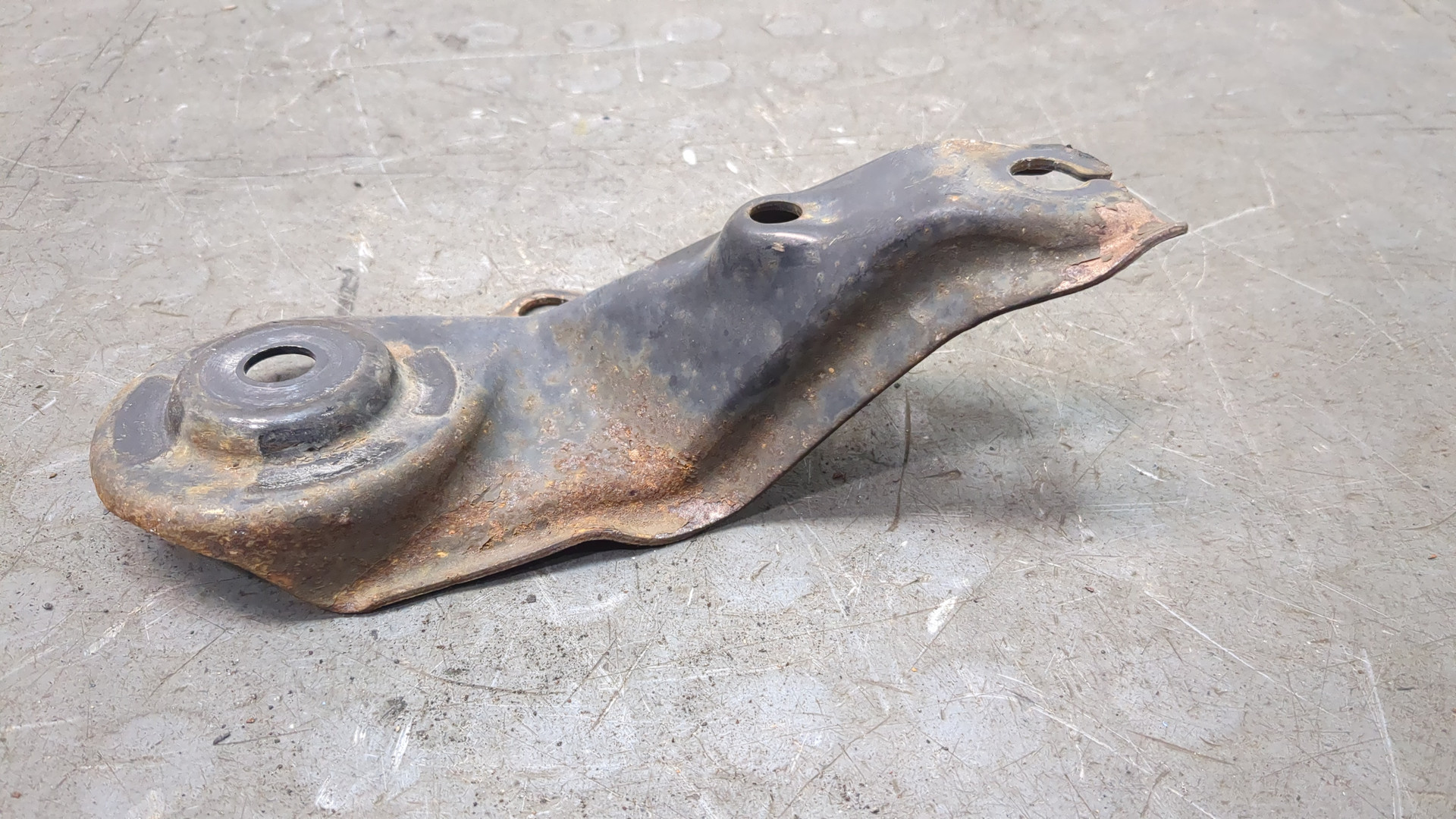 Кронштейн передней балки