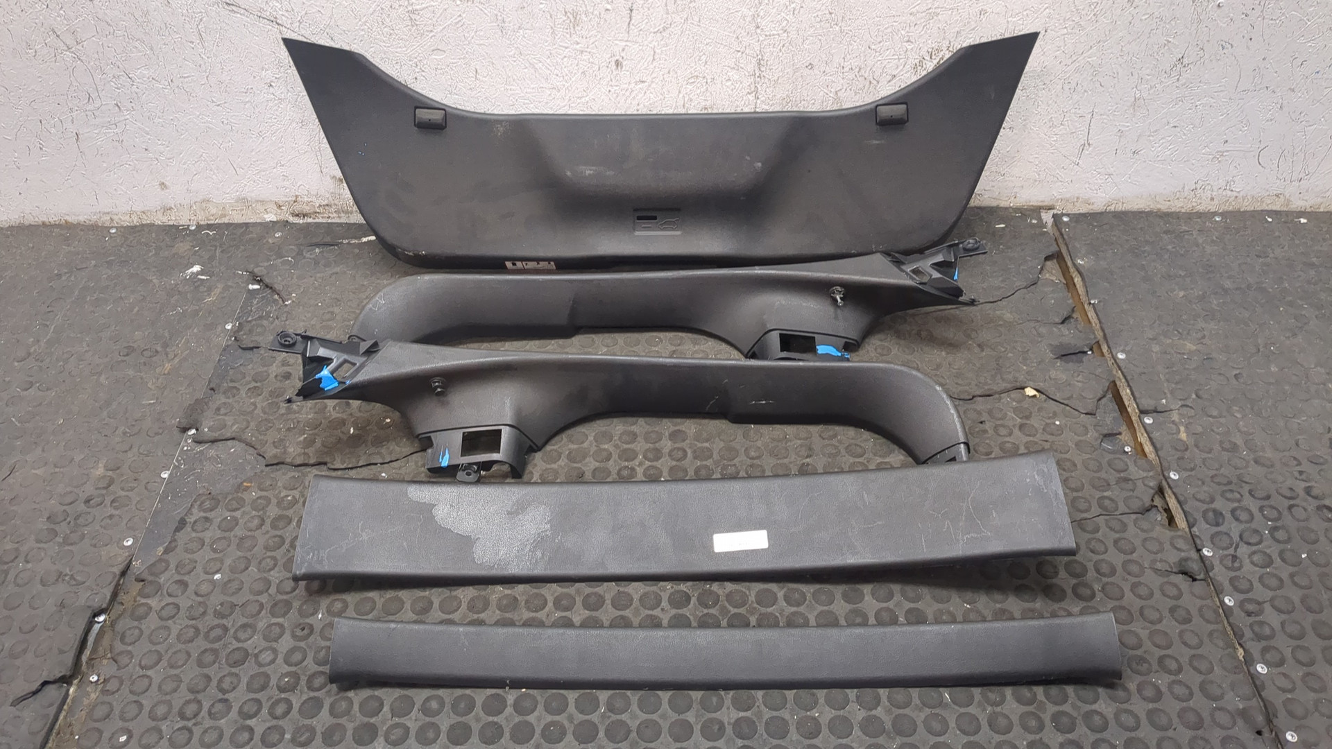 Обшивка двери багажника