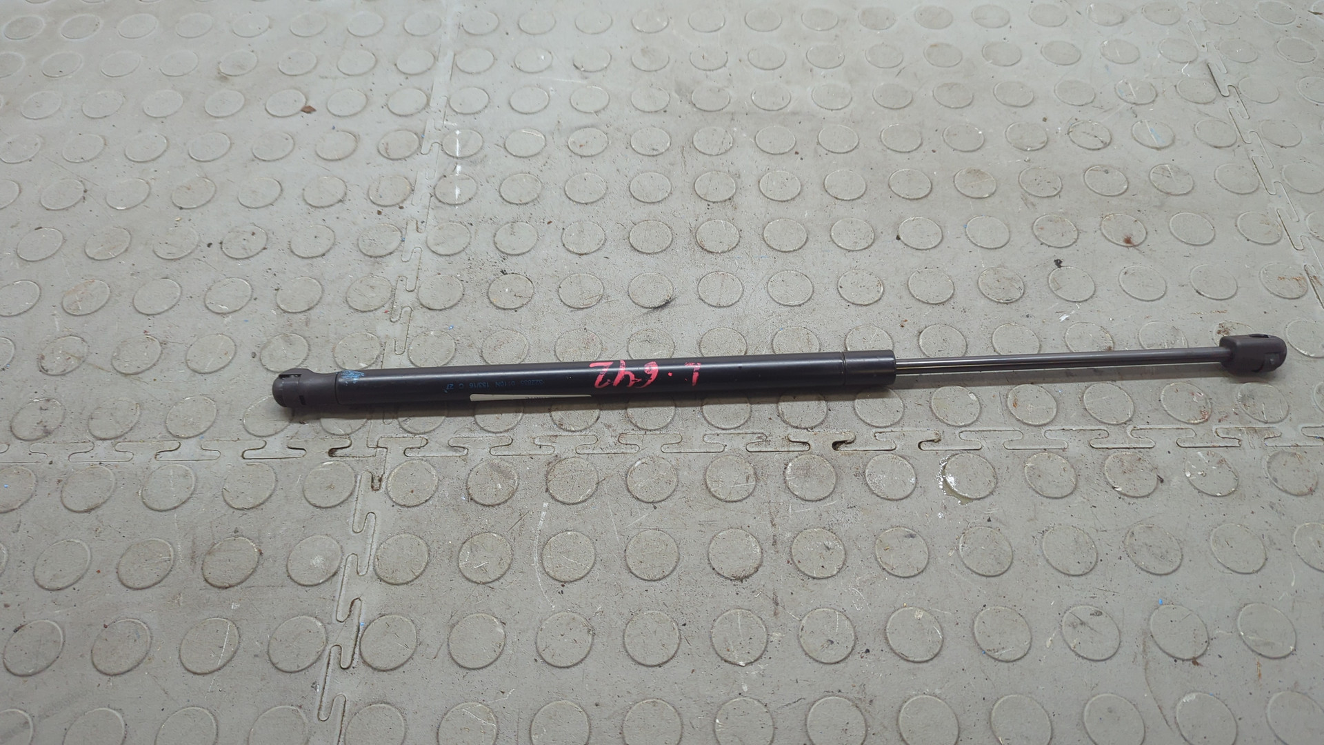 Амортизатор крышки багажника