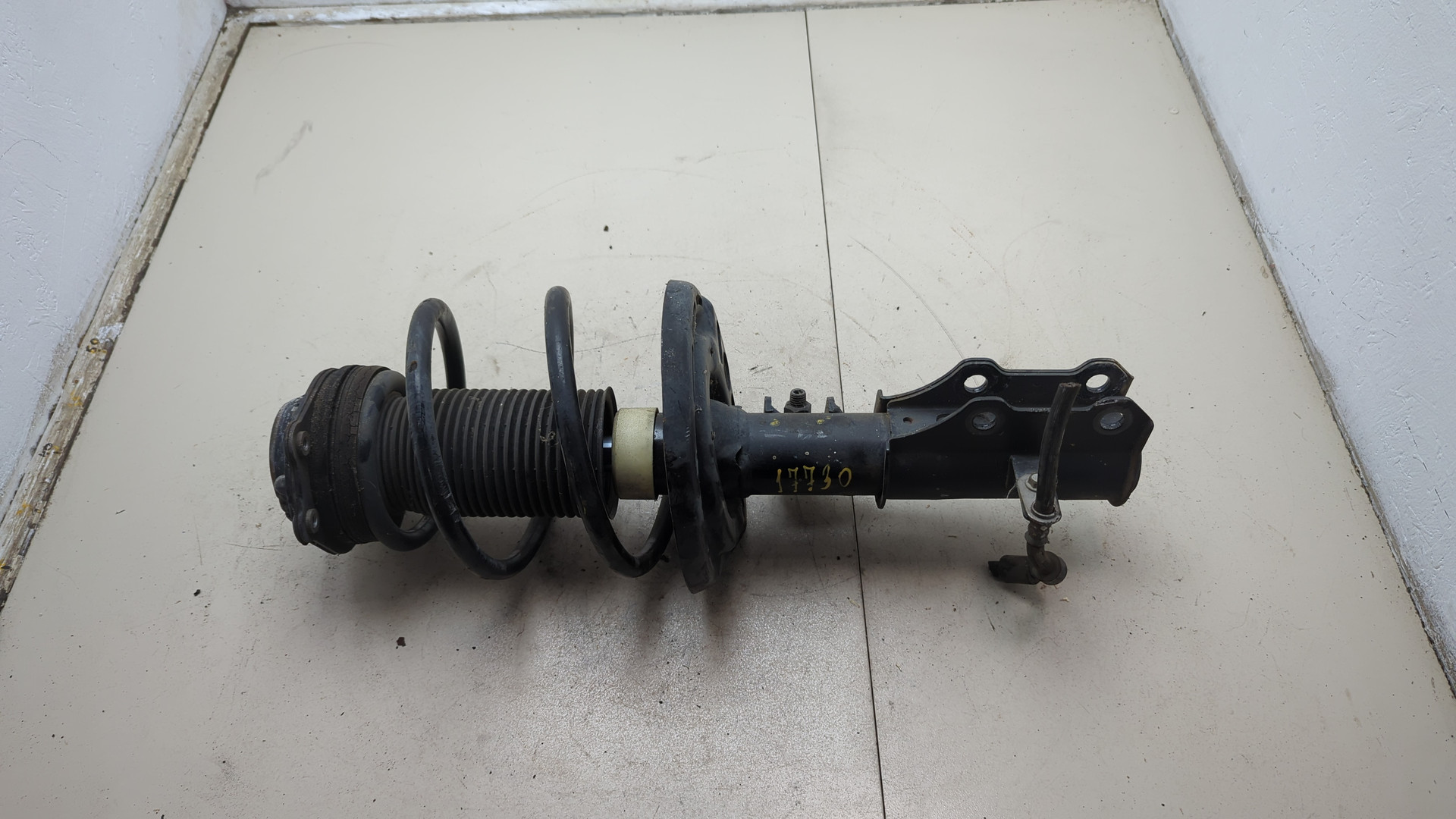 Амортизатор передний левый