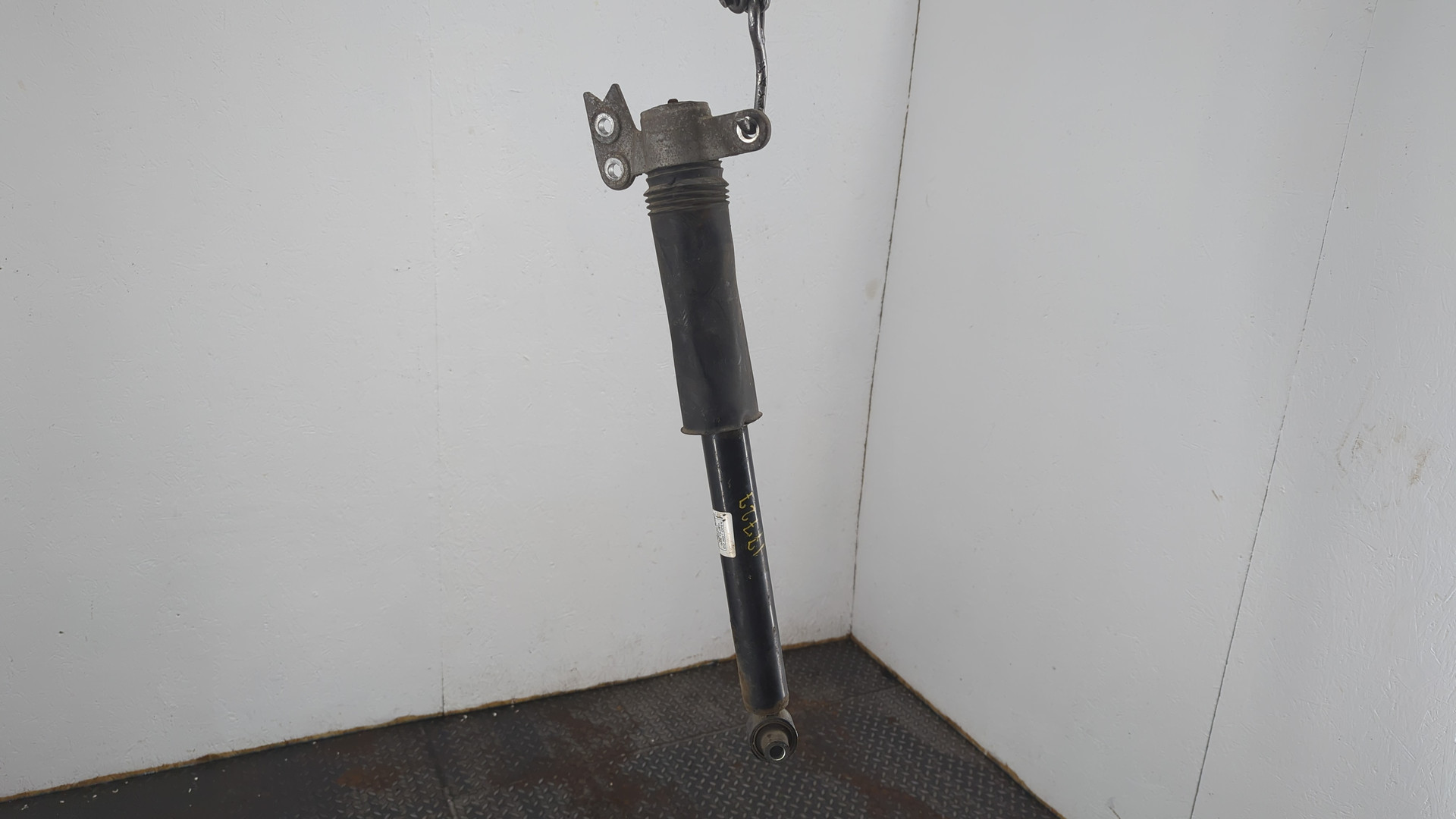 Амортизатор задний левый