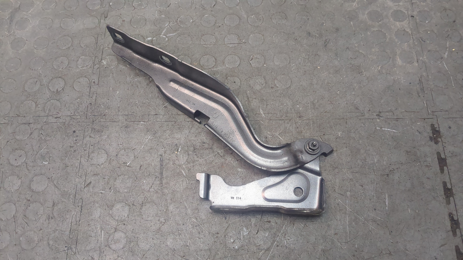 Петля капота правая