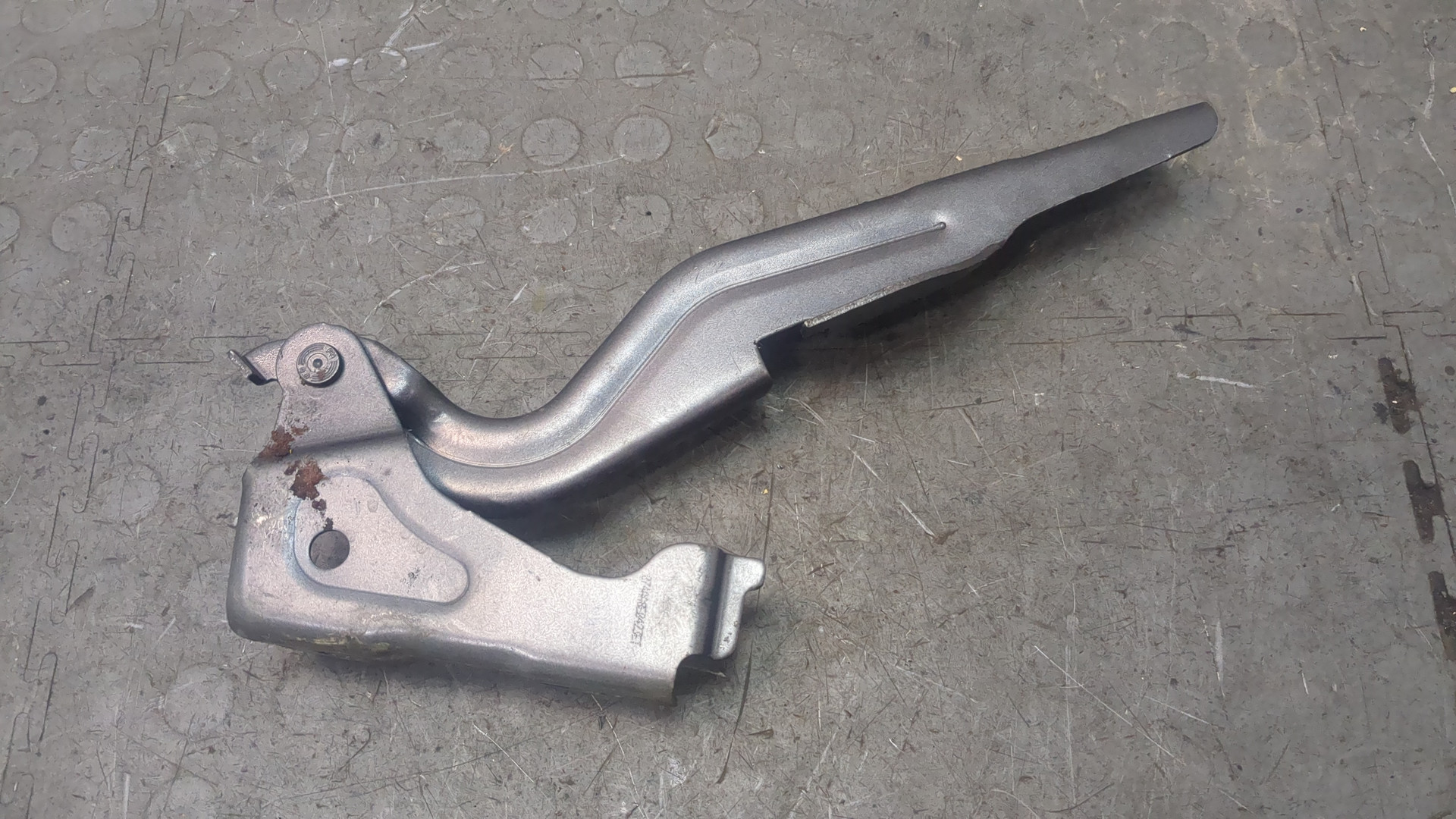 Петля капота правая