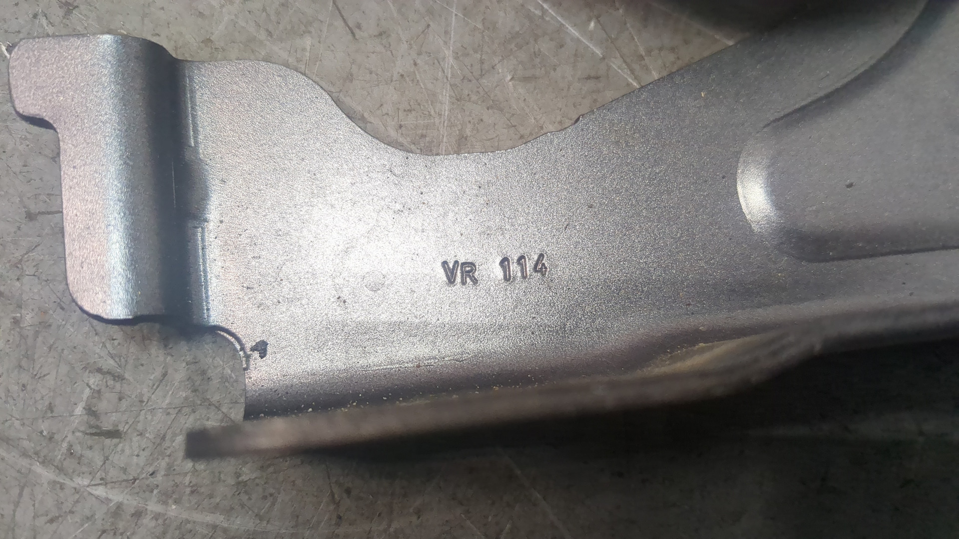 Петля капота правая