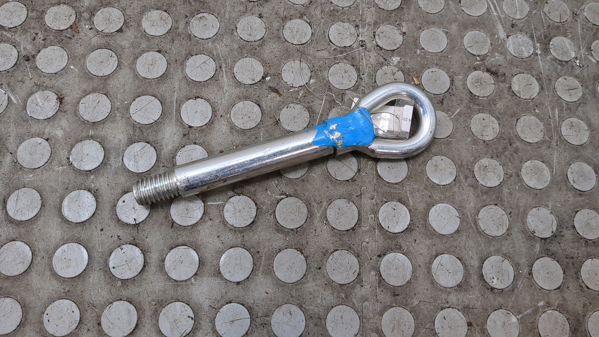 Крюк буксировочный