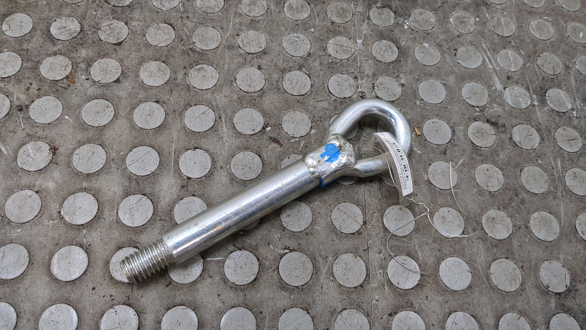 Крюк буксировочный