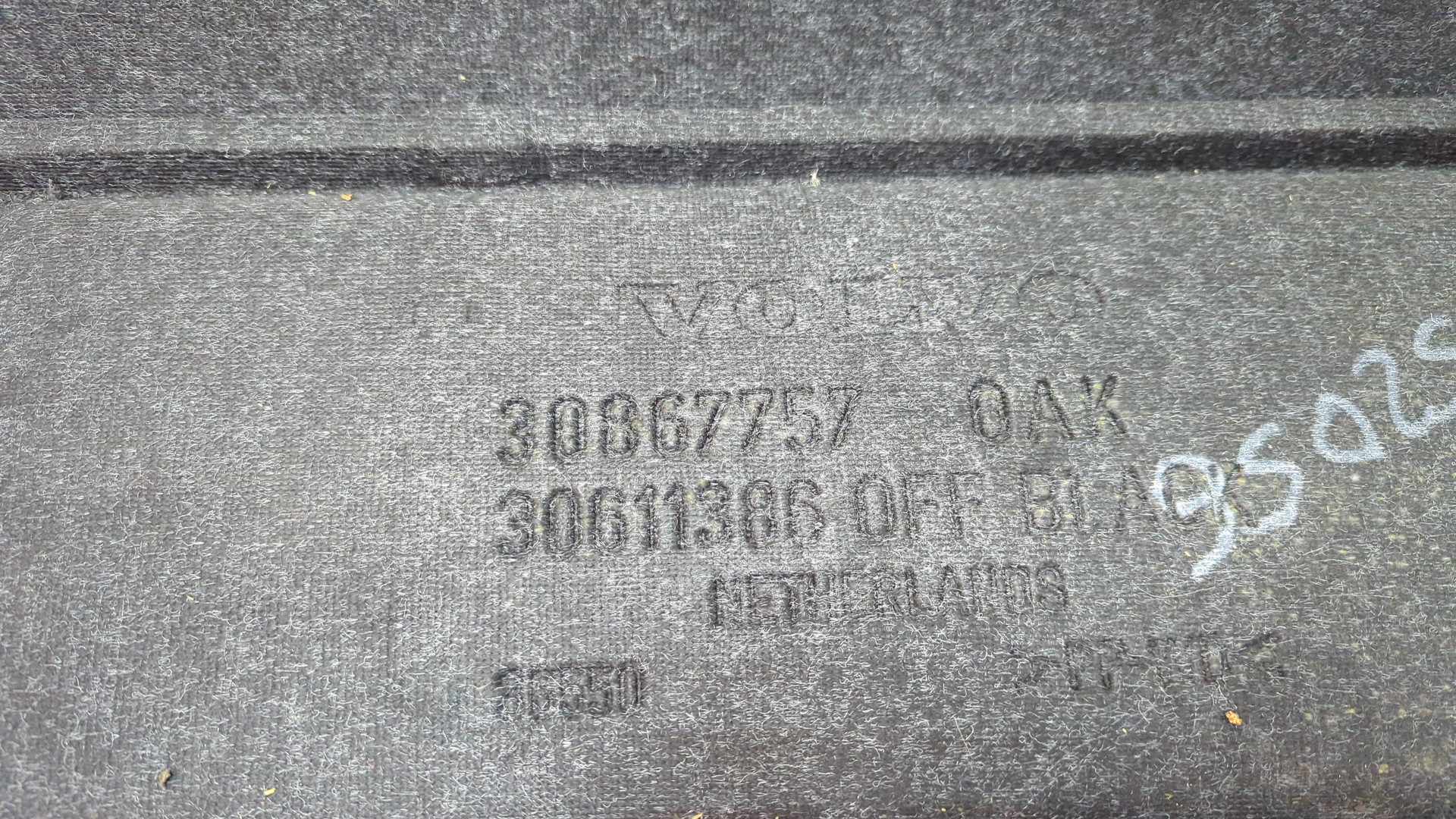 Шторка багажника