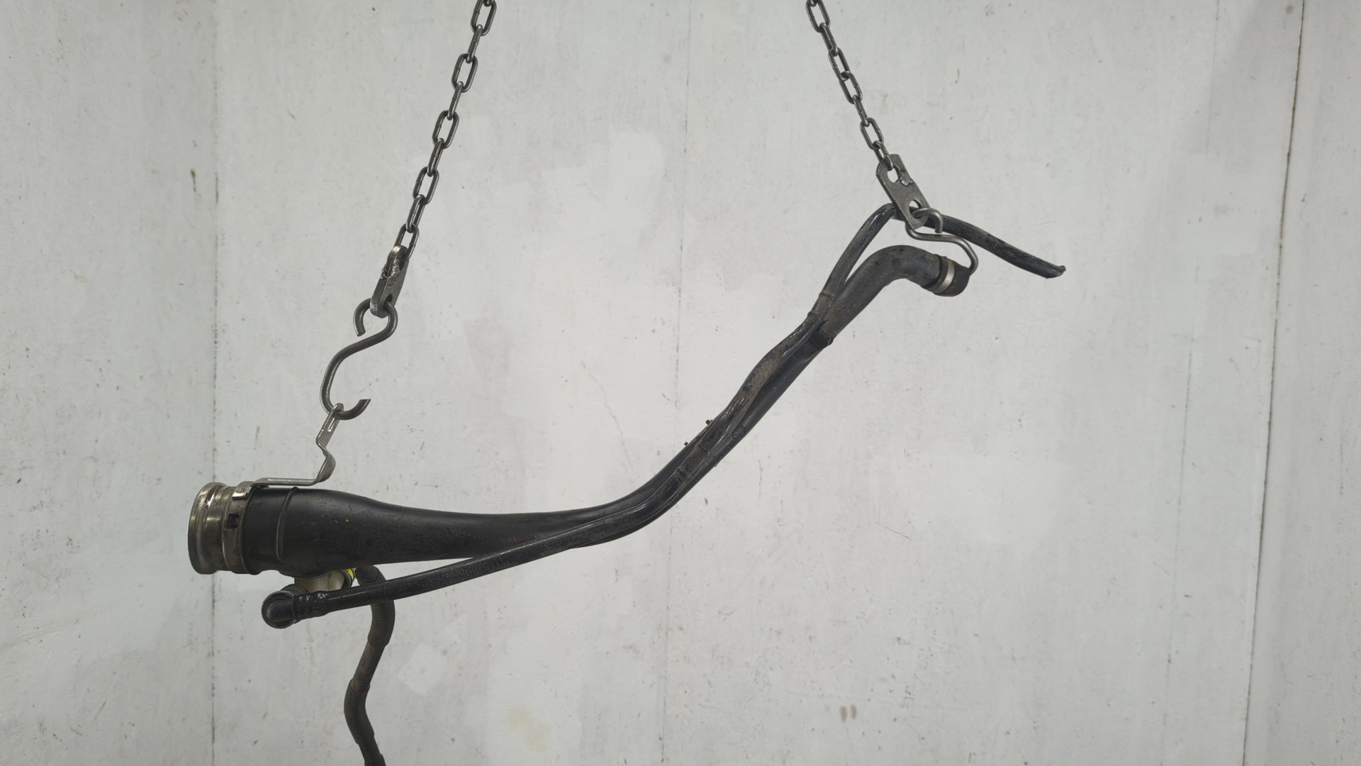 Горловина топливного бака