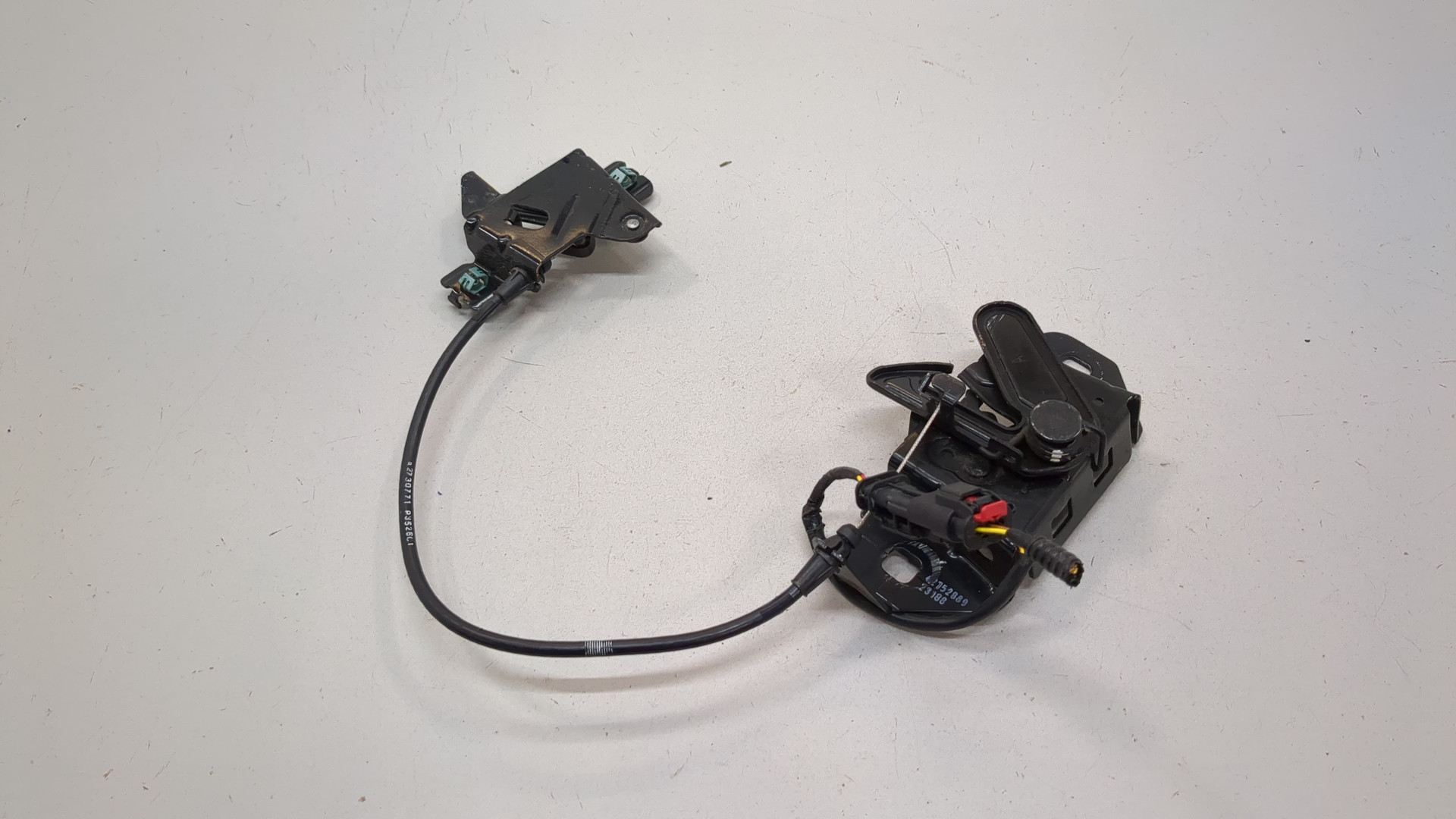 Замок капота