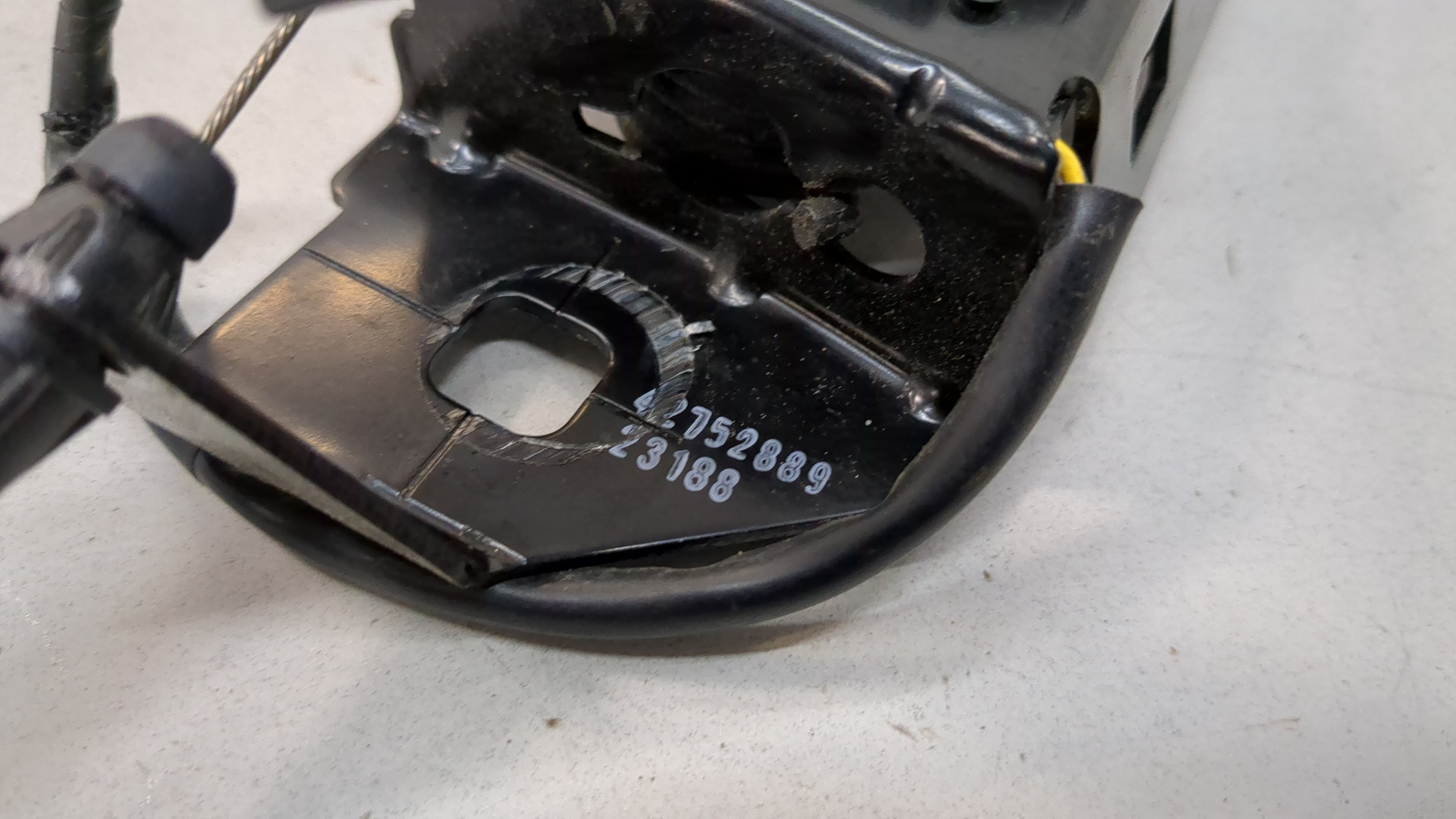 Замок капота