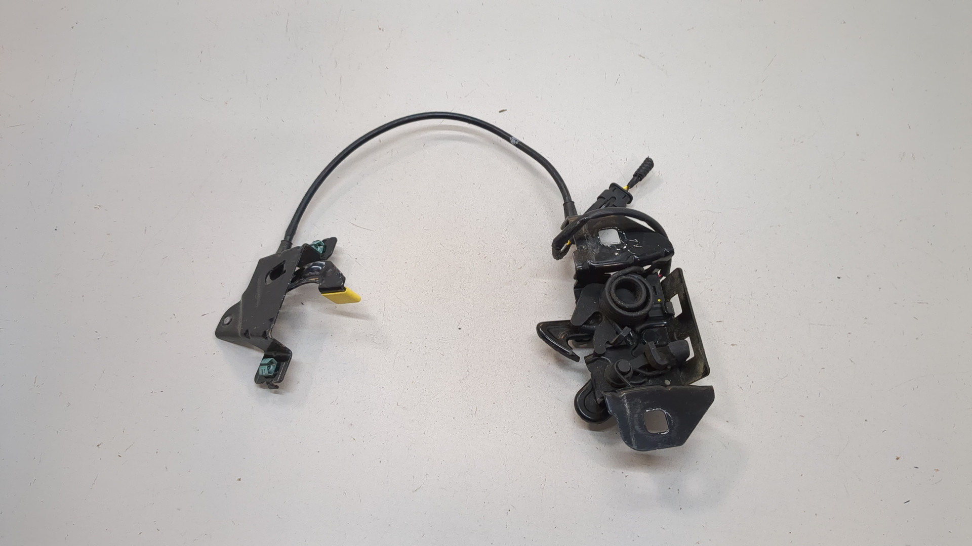 Замок капота