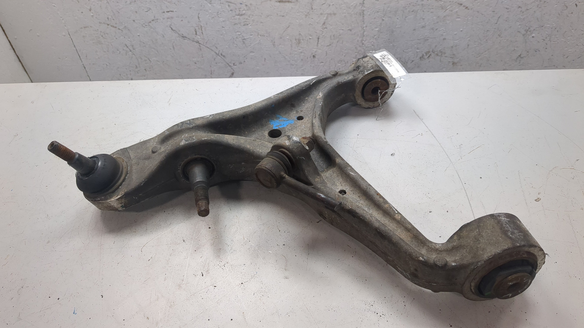 Рычаг передний левый