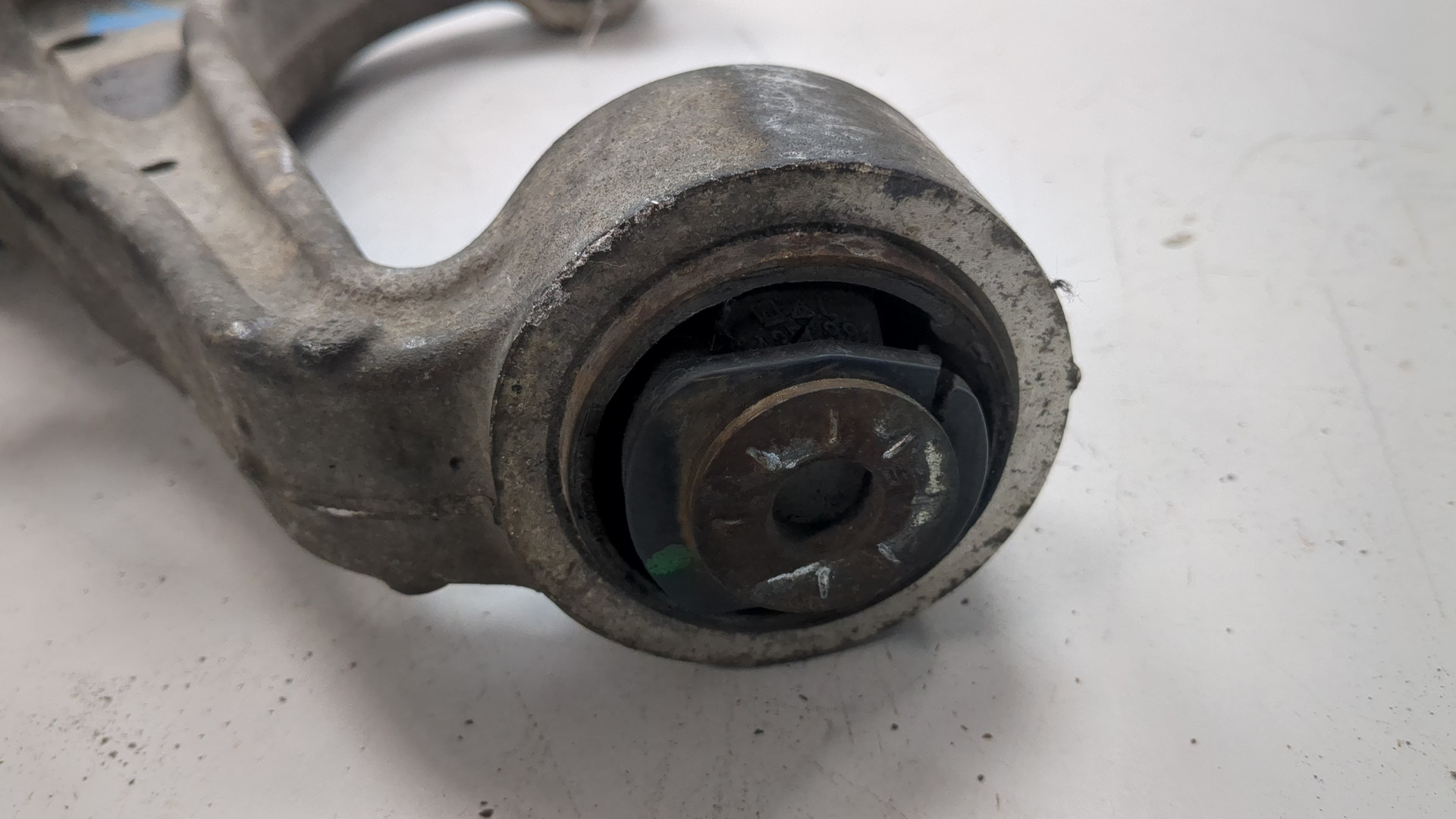 Рычаг передний левый