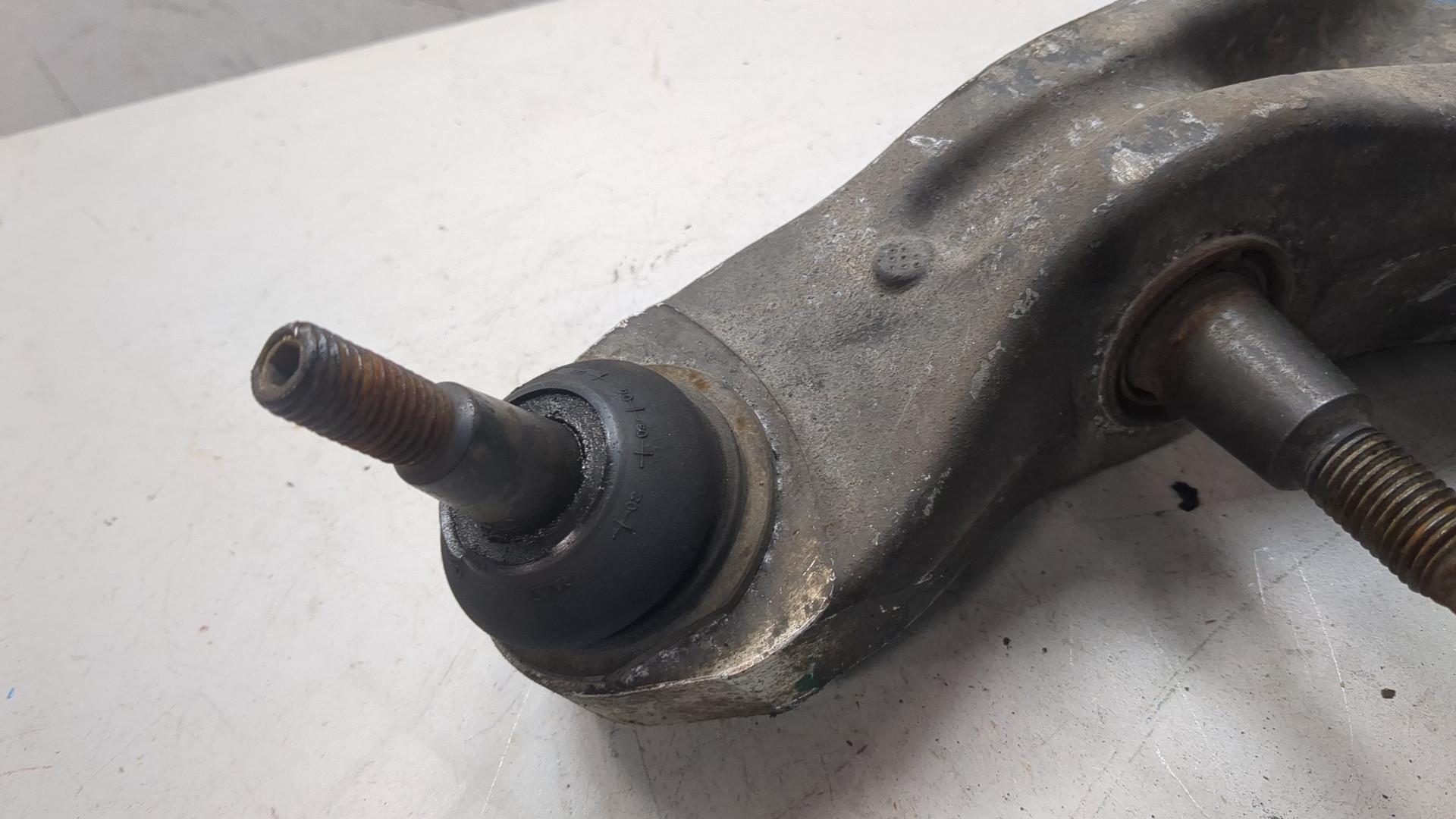 Рычаг передний левый