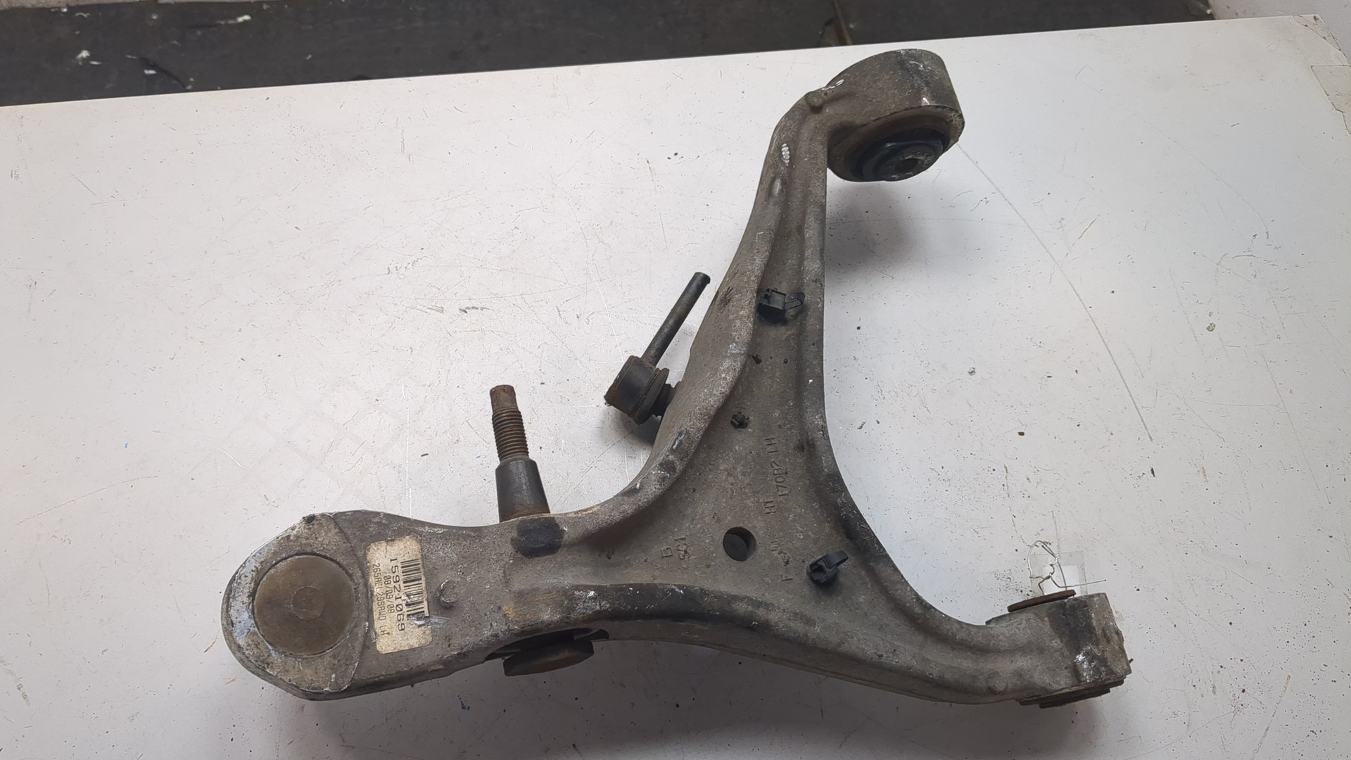 Рычаг передний левый