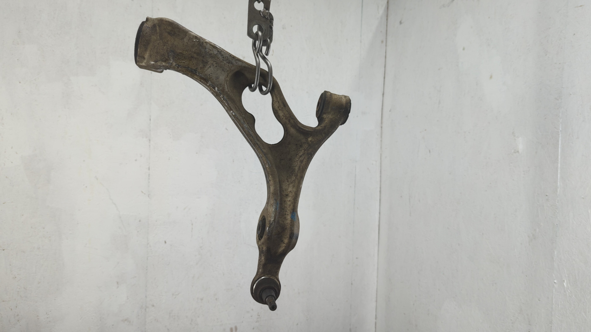 Рычаг передний левый