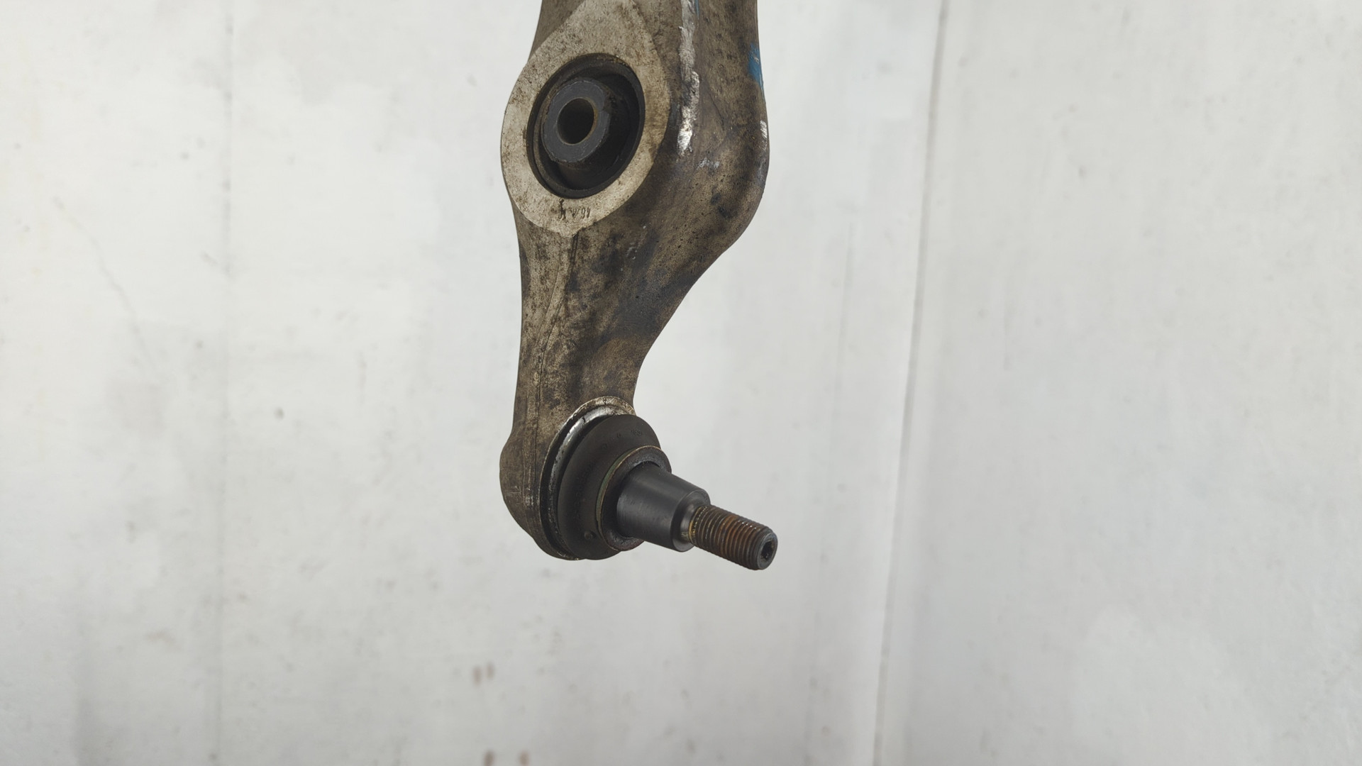 Рычаг передний левый