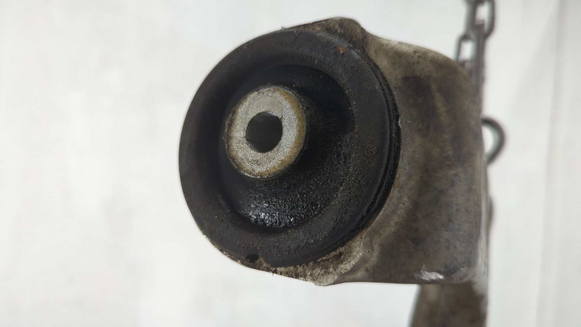 Рычаг передний левый