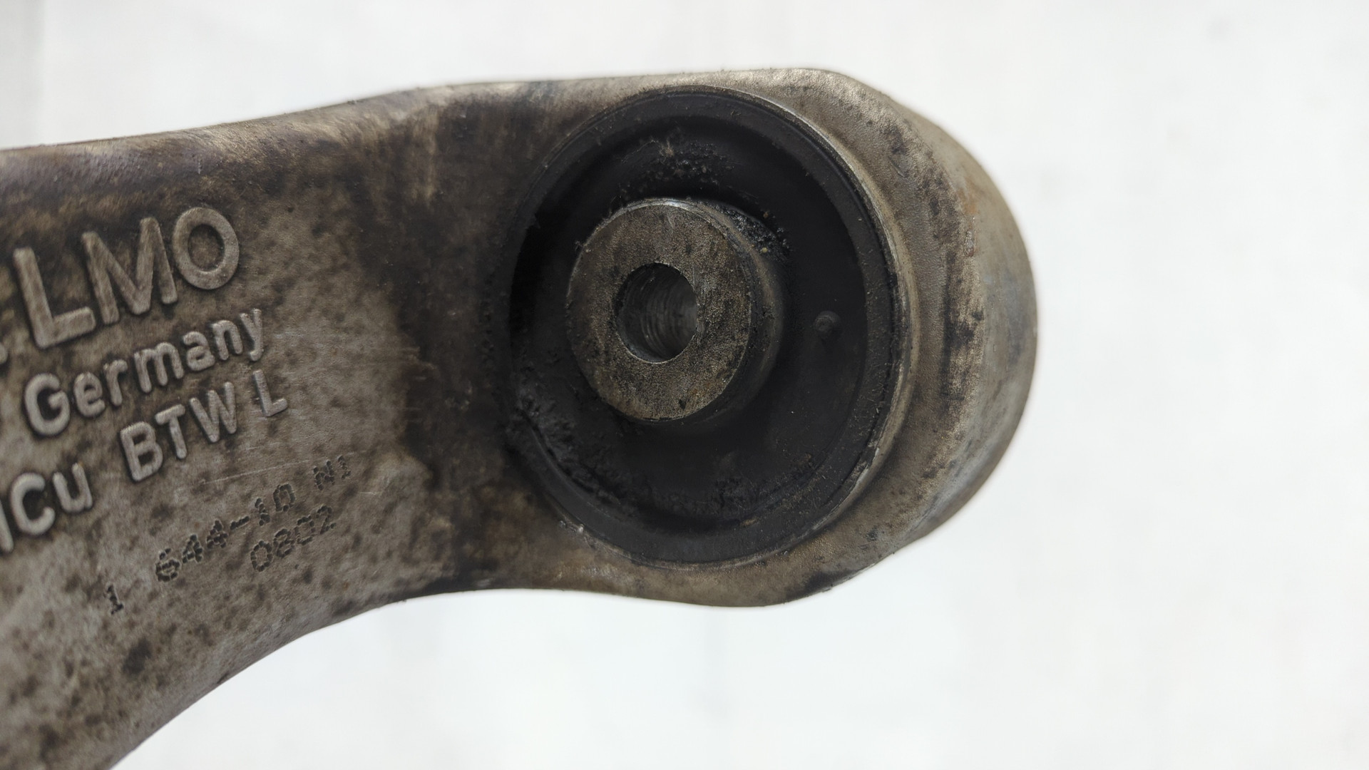 Рычаг передний левый